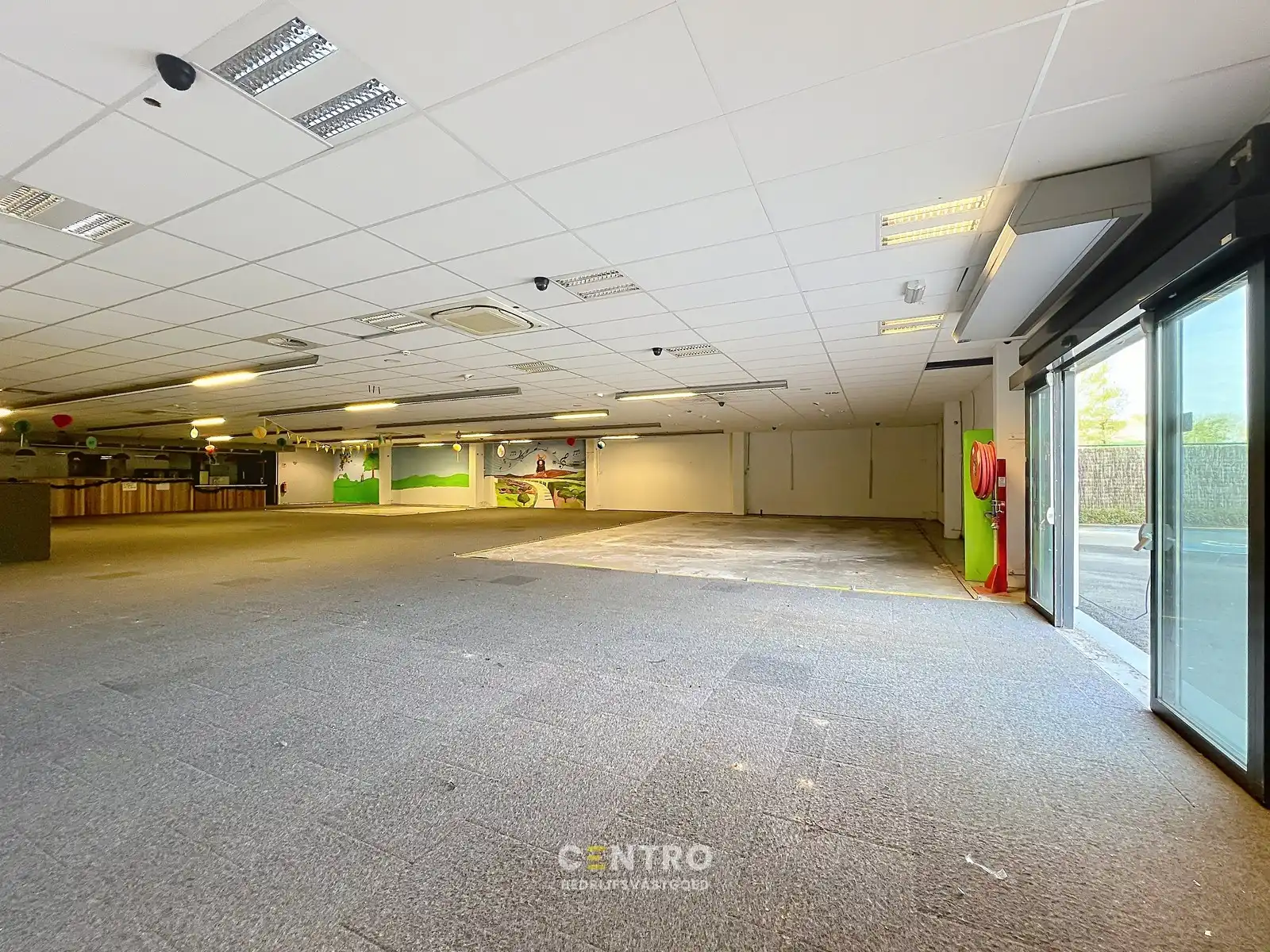 Multifunctioneel bedrijfspand (binnenrecreatie, toonzaal, winkel, opslag,...) van 782m² met 40 parkeerplaatsen op eigen terrein te Bavikhove (Harelbeke). foto 12