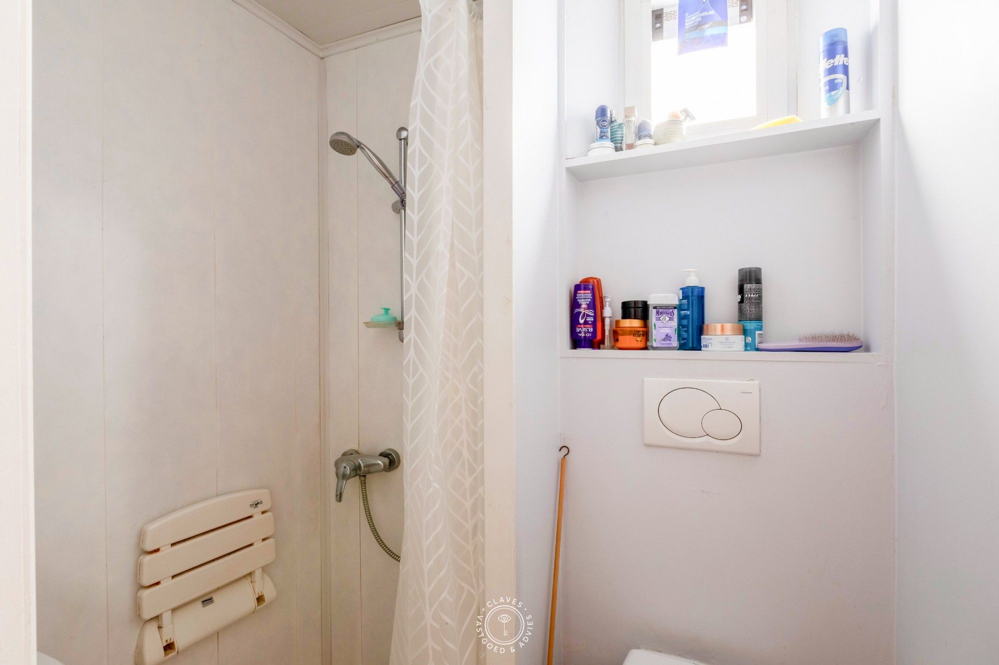 Ruime gezinswoning met fijne tuin en mogelijkheid tot vijf slaapkamers foto 14