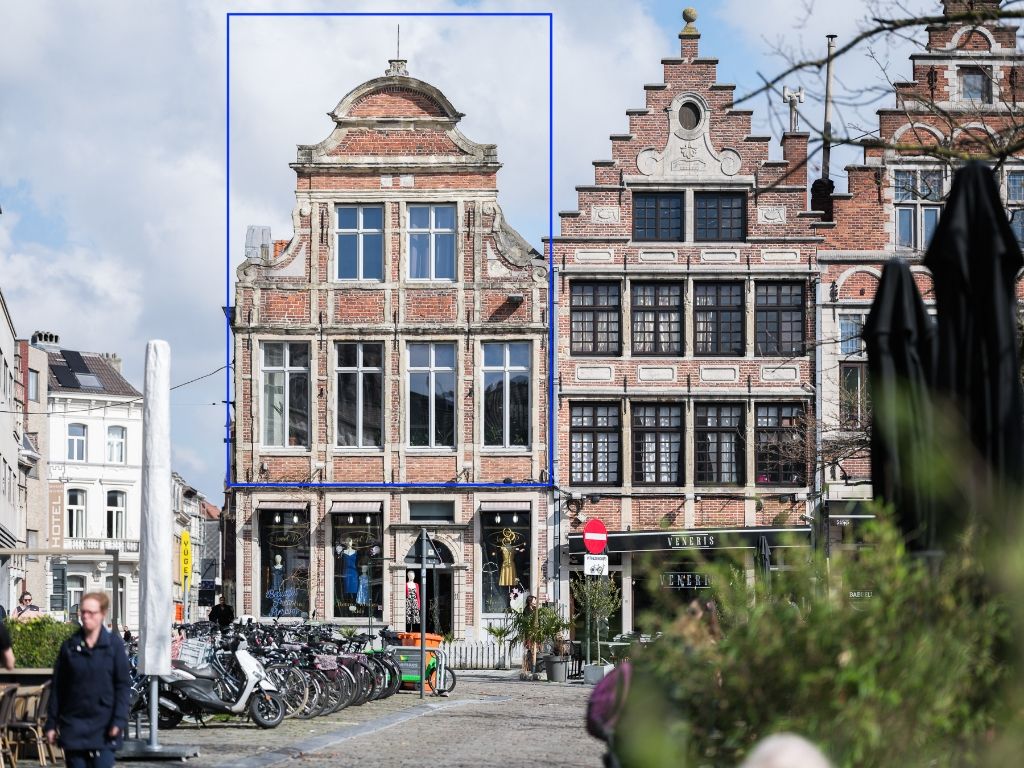 Unieke triplex woning met lift en terras en zicht op de Vrijdagmarkt foto 1