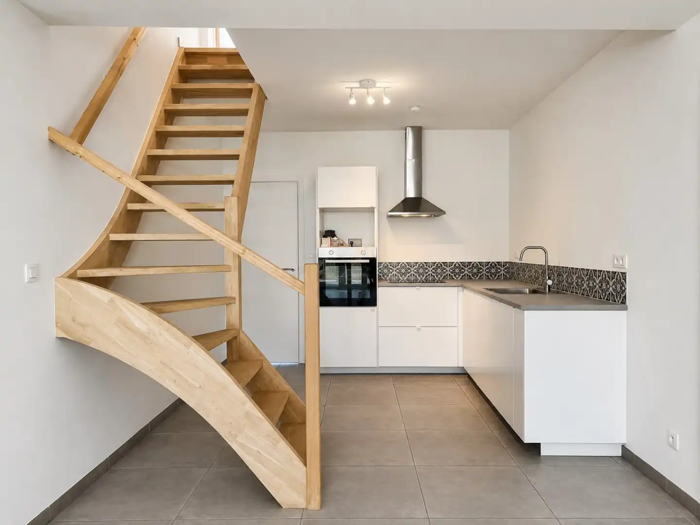 Gerenoveerde woning met 3 slaapkamers, tuin en garage foto 2