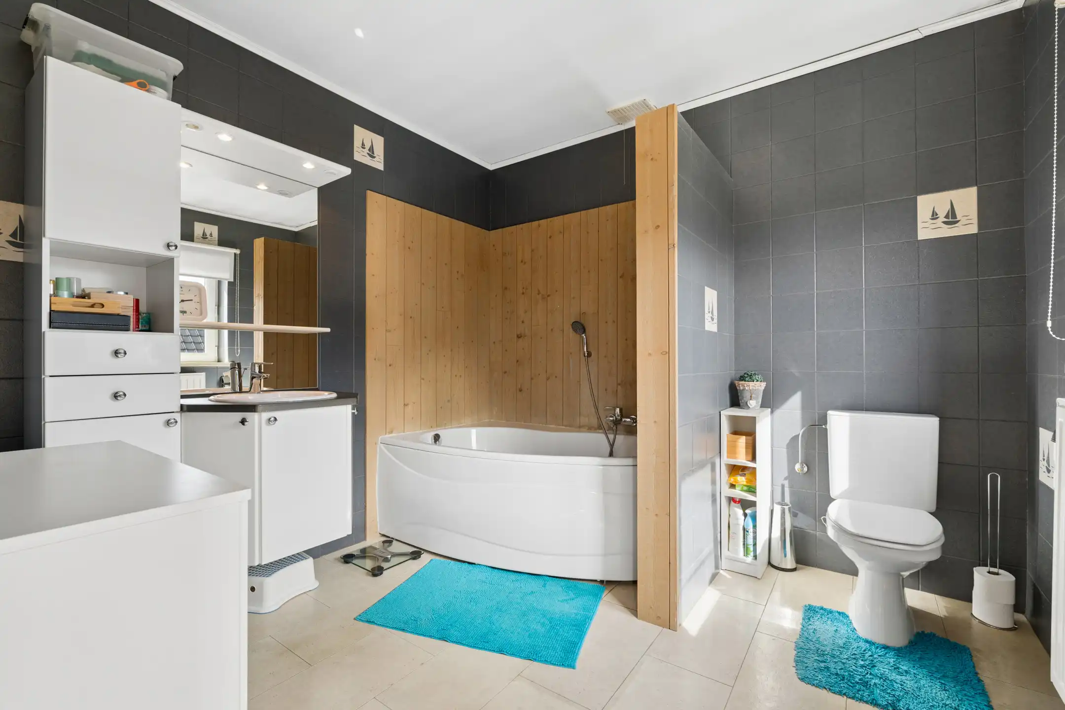 Ruime, deels gerenoveerde 3-gevelwoning met 3 slks en tuin foto 20