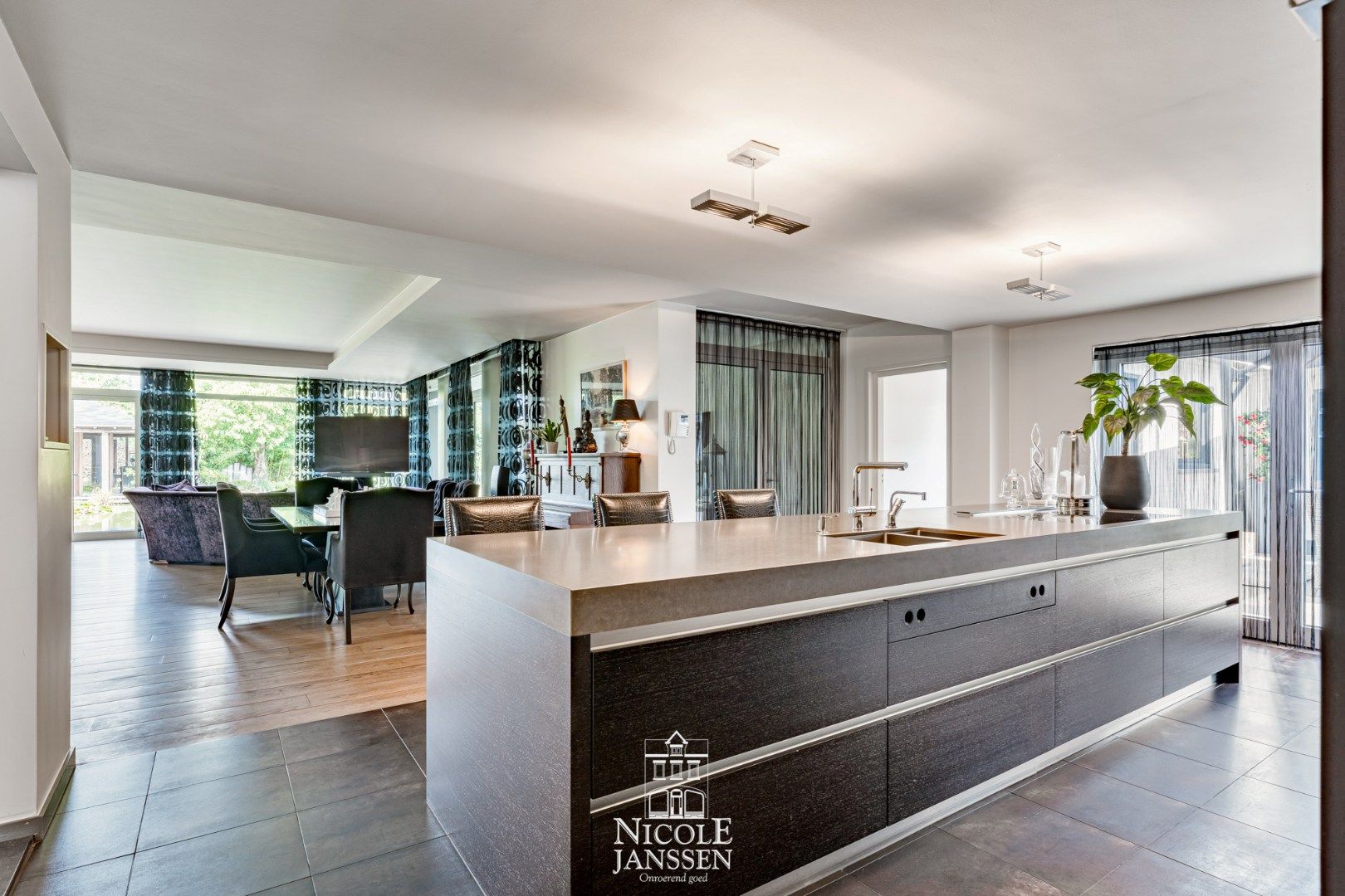 Moderne riante woning met paardenstallen en uitgestrekte weiden foto 9