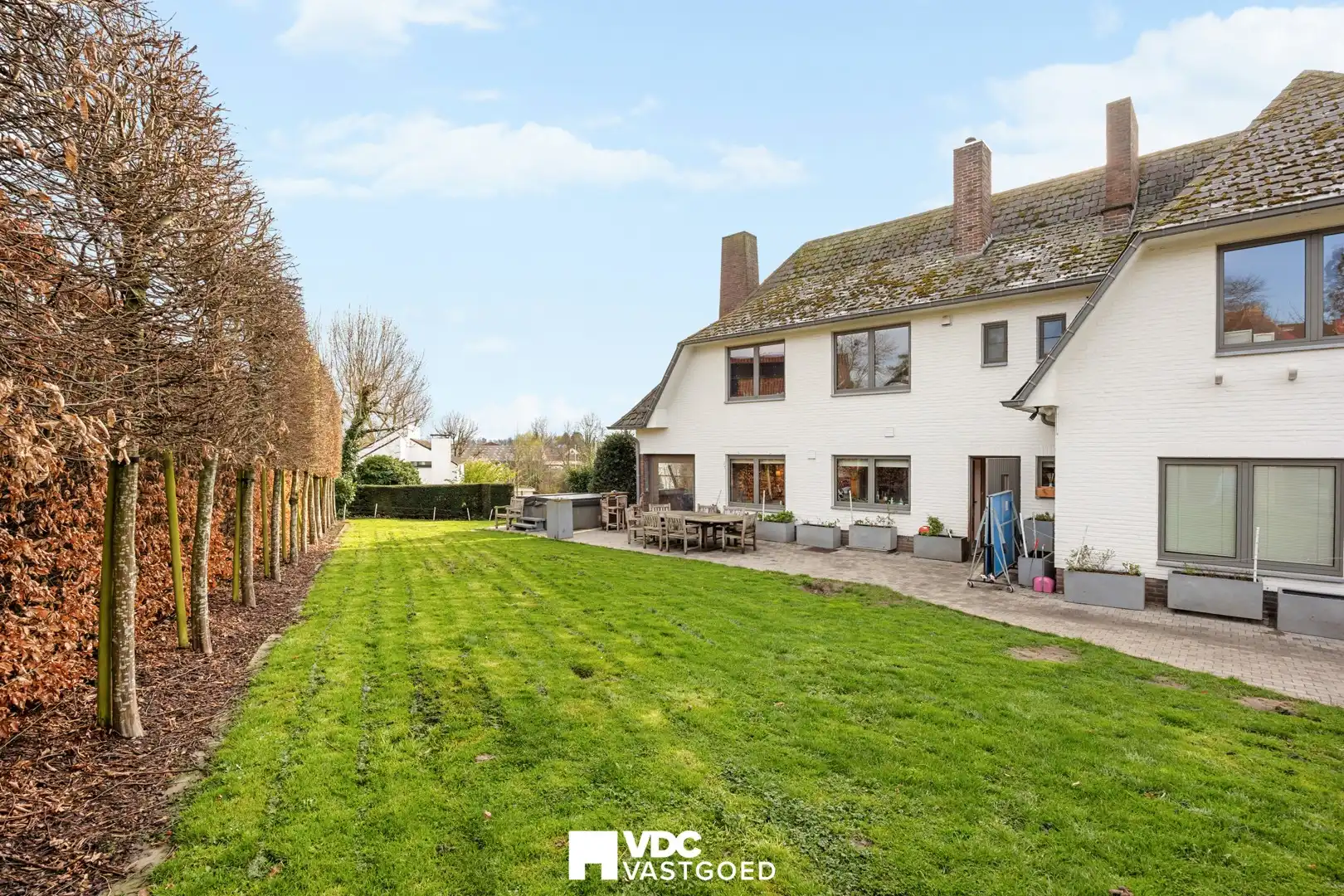 Ruime villa met praktijkruimte of extra woonruimte, zicht op bloesemweide en perceel van 1.745 m² foto 3