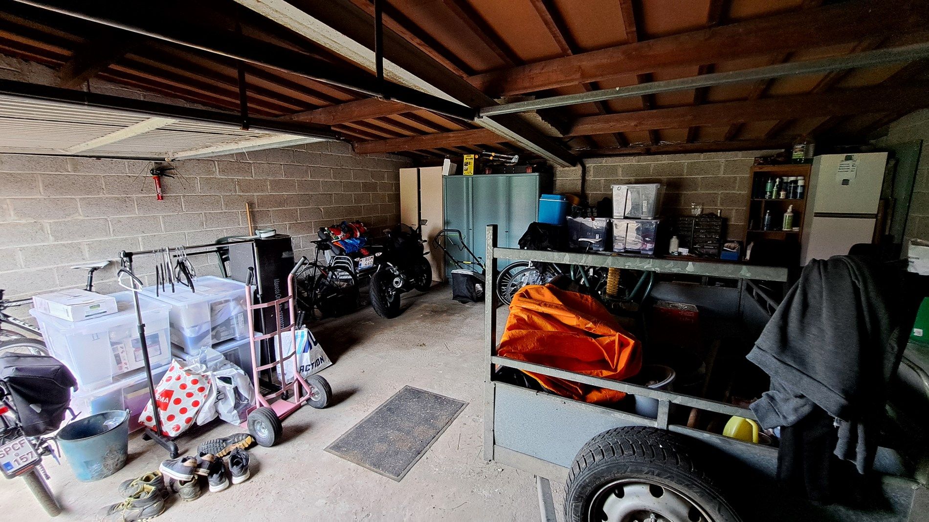 Ruim gelijksvloersapp. met 3 slaapkamers, 2 garages en tuin foto 22