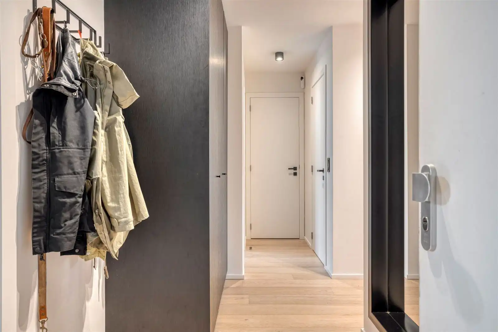 Prachtig recent gelijkvloers appartement met 2 slaapkamers, tuin en parking foto 6