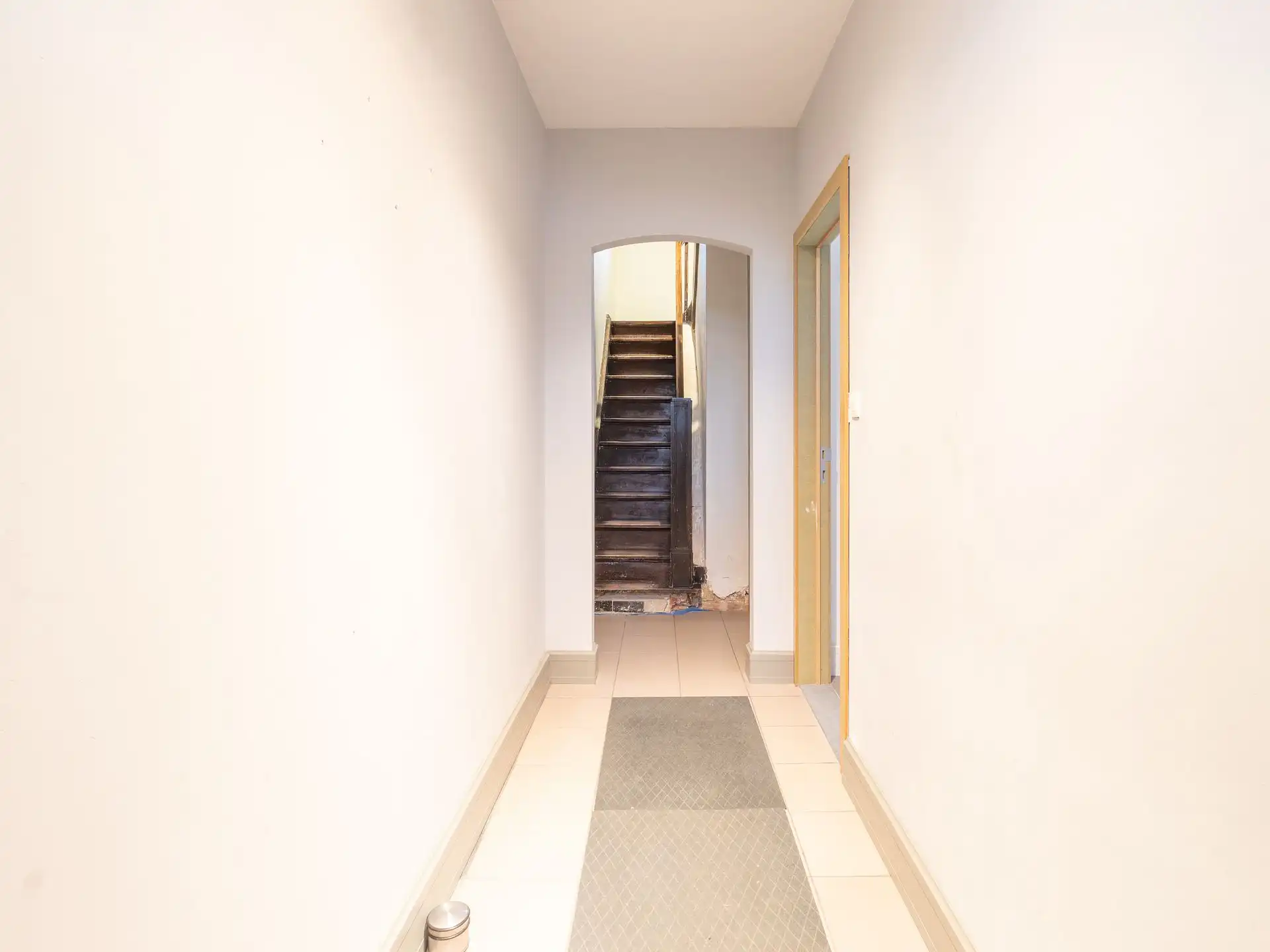 Instapklare halfopen bebouwing met werkplaats en tuin foto 2