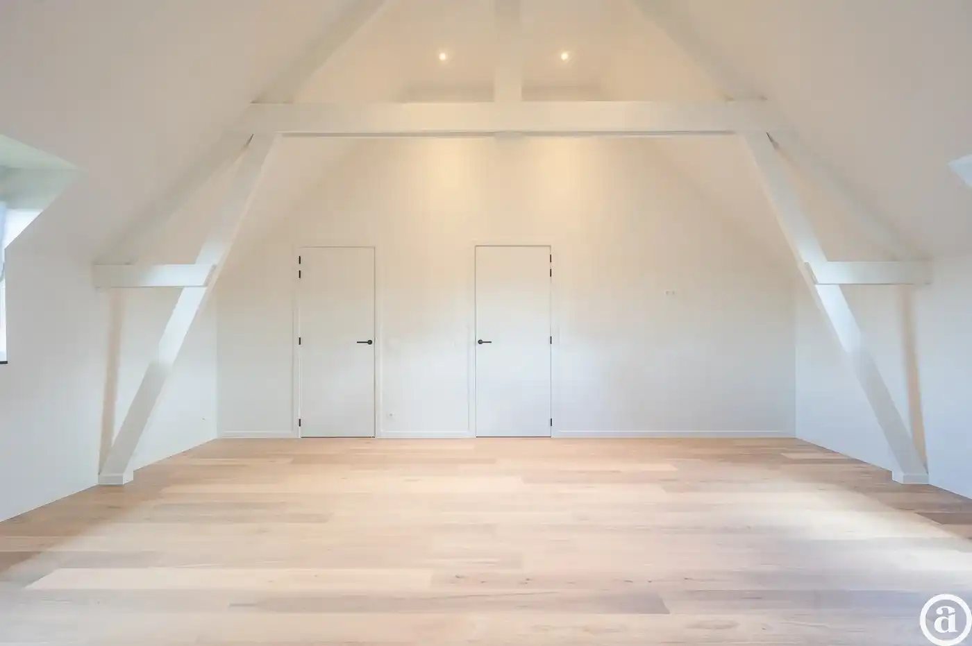 Prachtige nieuwbouw villa met 5 slaapkamers gelegen in een rustige residentiële omgeving.  foto 12