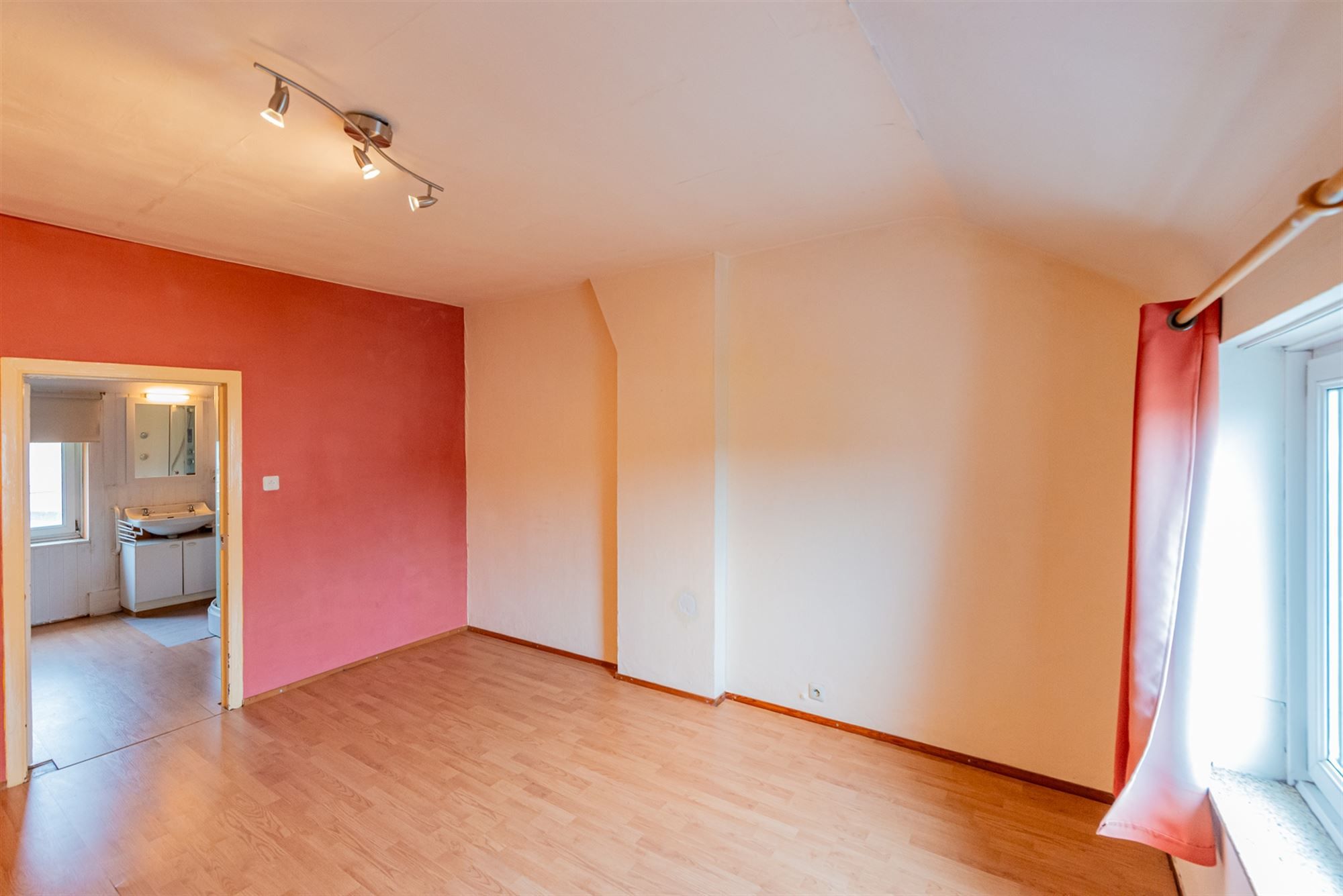 Te renoveren 3-gevel woning te koop in Beersel foto 9