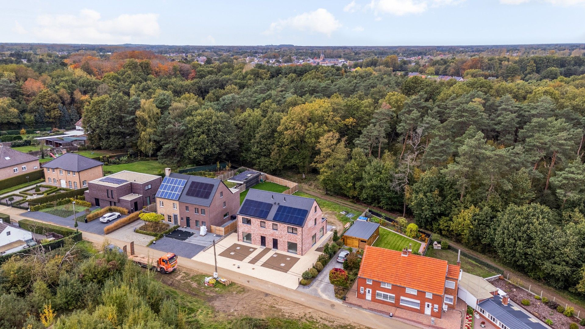 Nieuwbouw lage energie-woning vlak bij een bos in zeer rustige straat foto 1