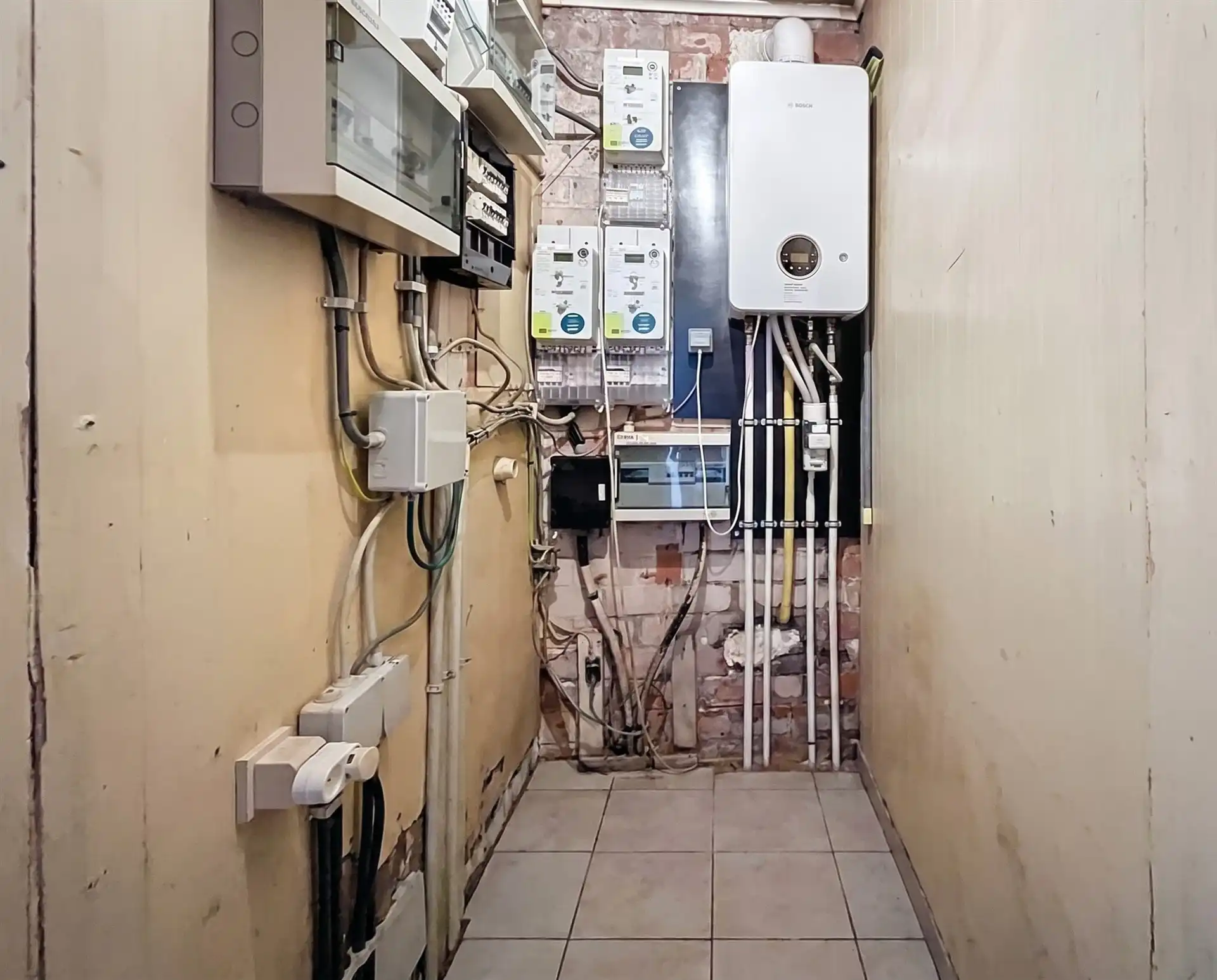 Woning met magazijn en kantoor op perceel van 2185m² foto 12