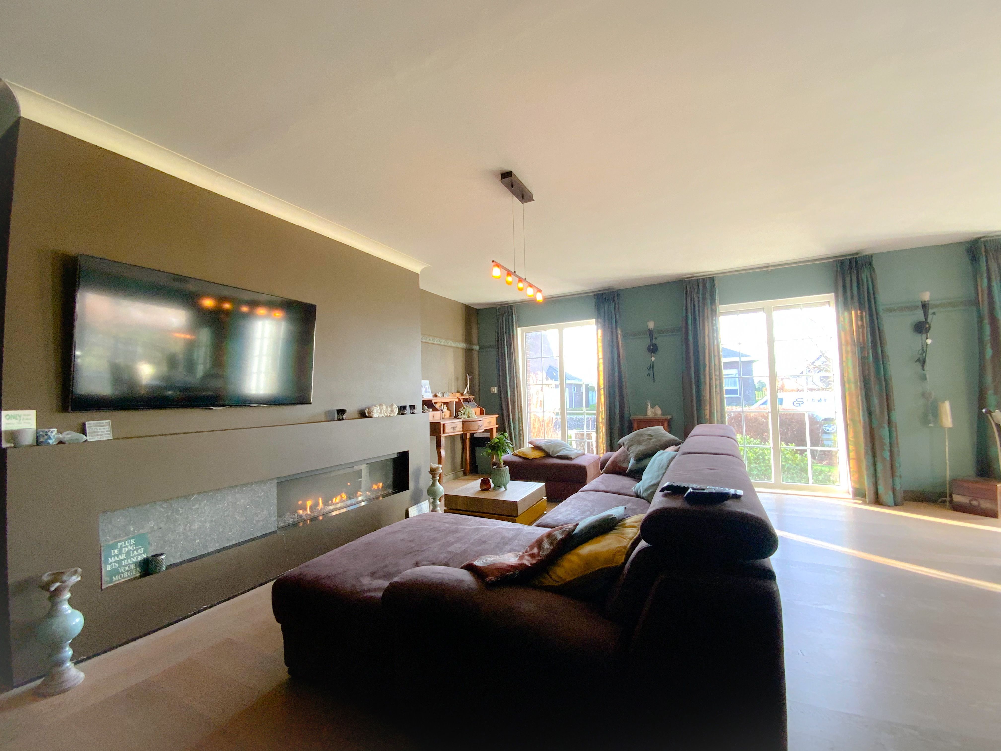 Ruime halfopen vierslaapkamerwoning te Oosteeklo foto 3