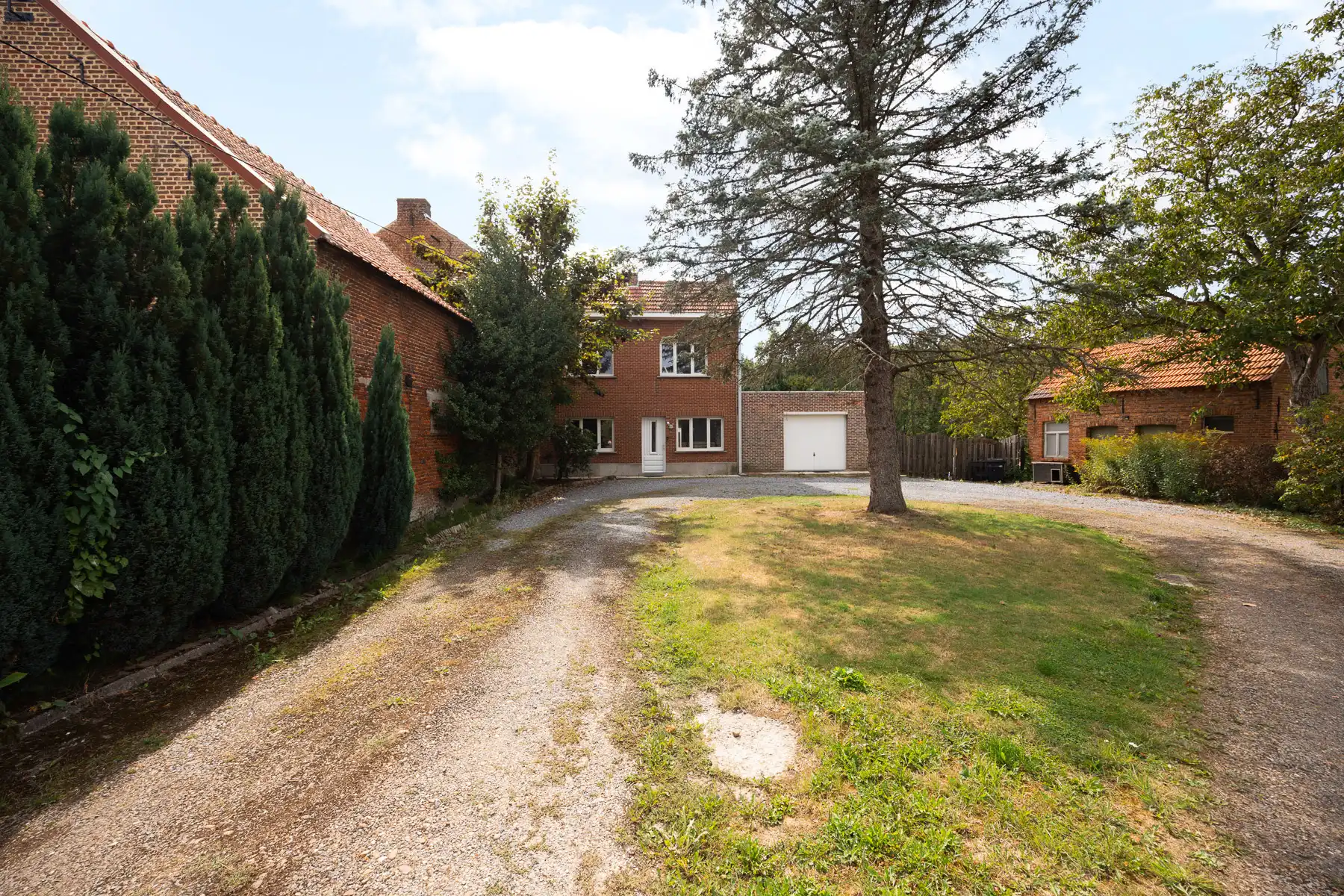 Prachtig groen gelegen renovatiewoning met prachtige tuin foto 3