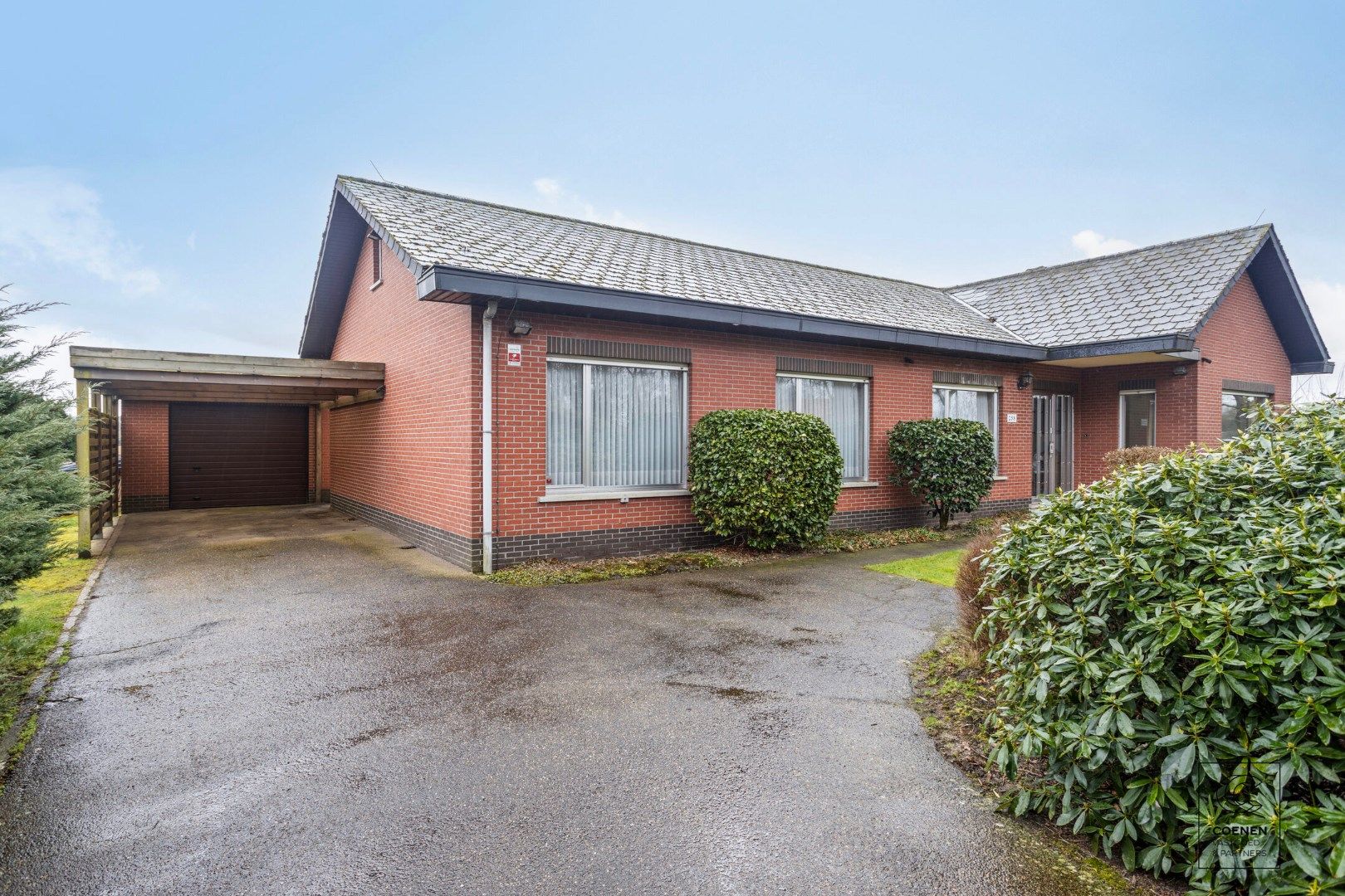 Hoofdfoto van de publicatie: Laagbouwwoning met een bew opp van 194 m², 4 slpk's, op een schitterend perceel van 1807 m²