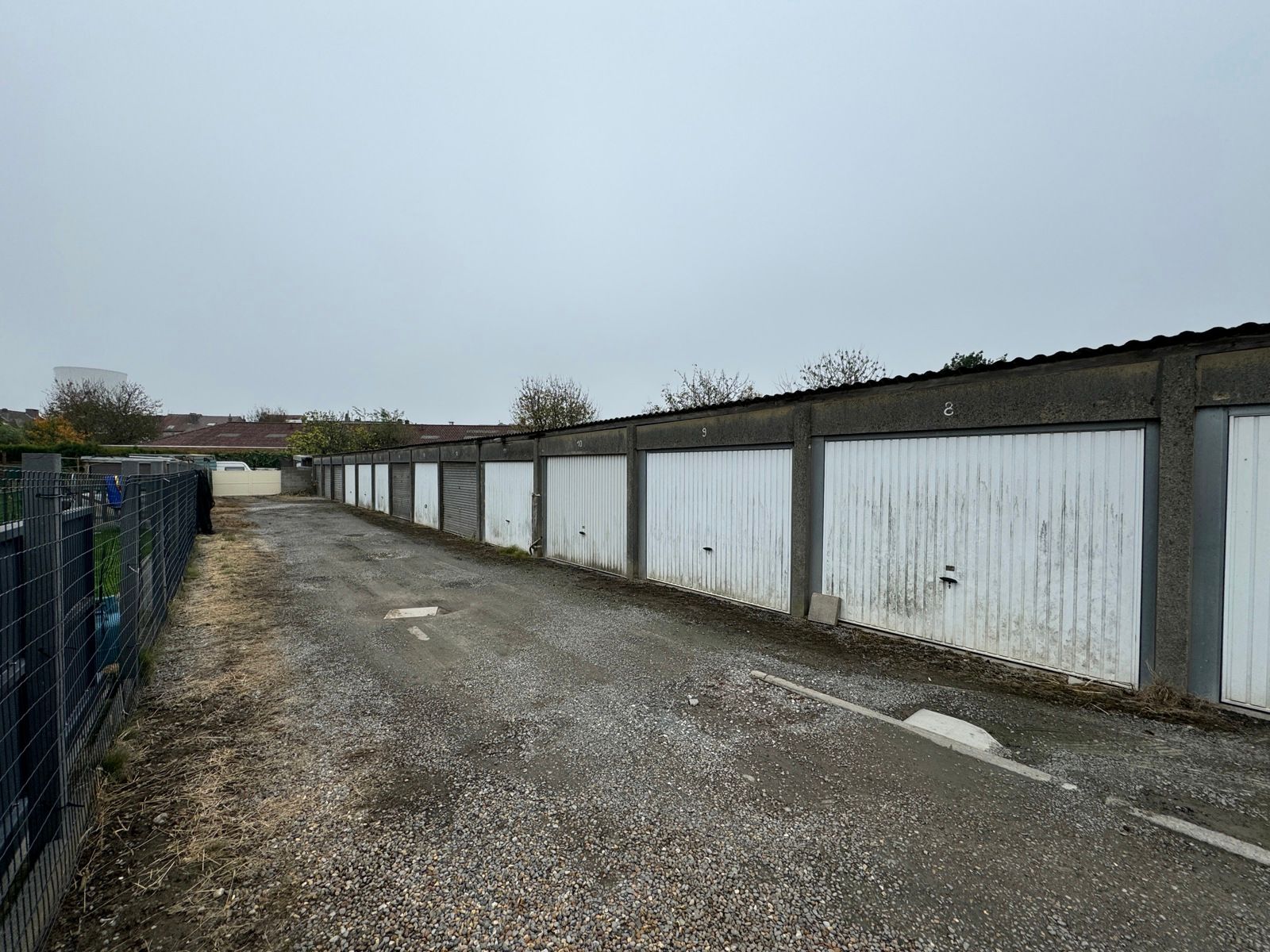 Garagecomplex met 14 gesloten garageboxen foto {{pictureIndex}}