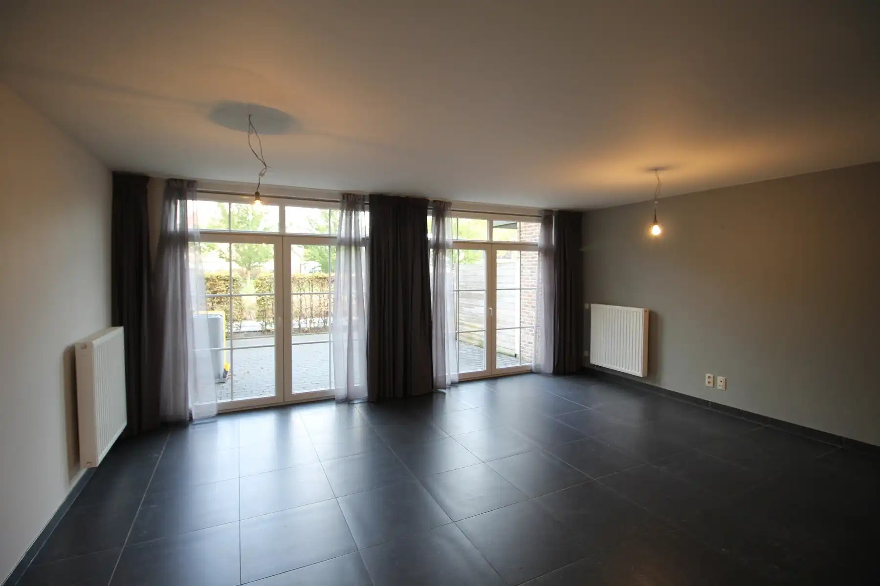 Gezinswoning met 3 slaapkamers, terras en twee ondergrondse autostaanplaatsen. foto 3