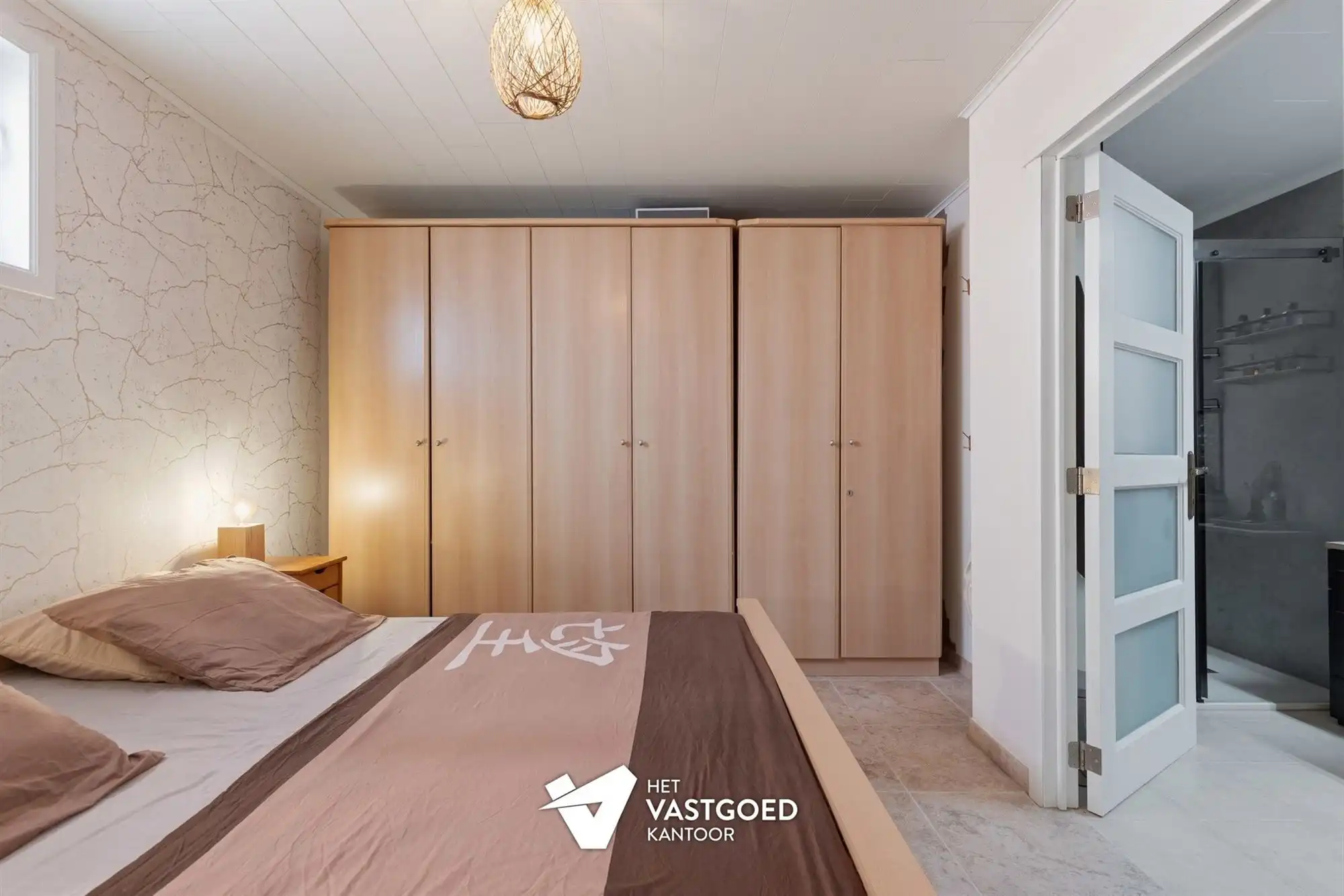 INSTAPKLAAR GELIJKVLOERS APPARTEMENT MET TERRAS, TUIN EN GARAGE foto 12