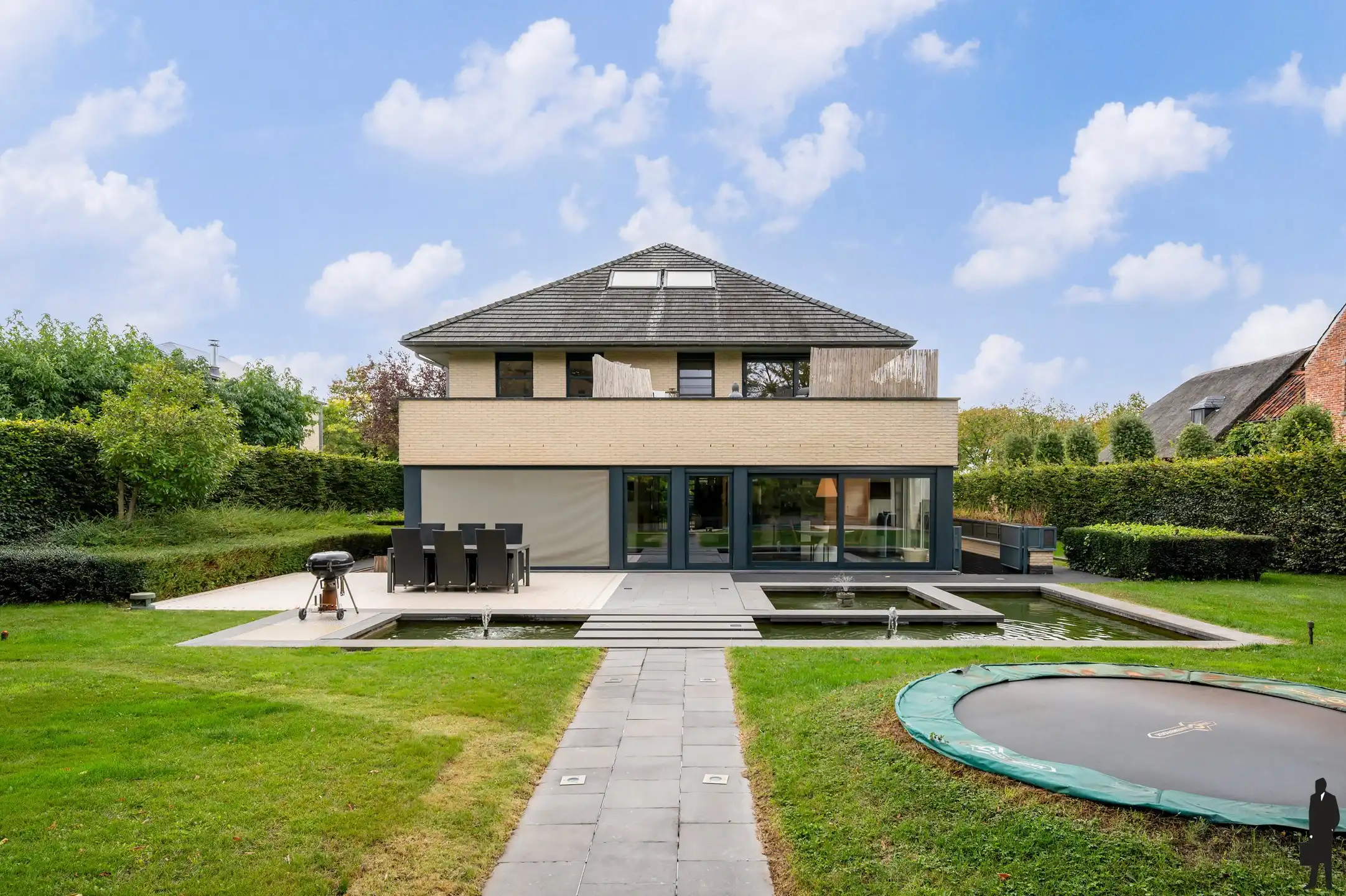 Eigentijdse villa op ca. 1.246 m² te Brasschaat! foto {{pictureIndex}}