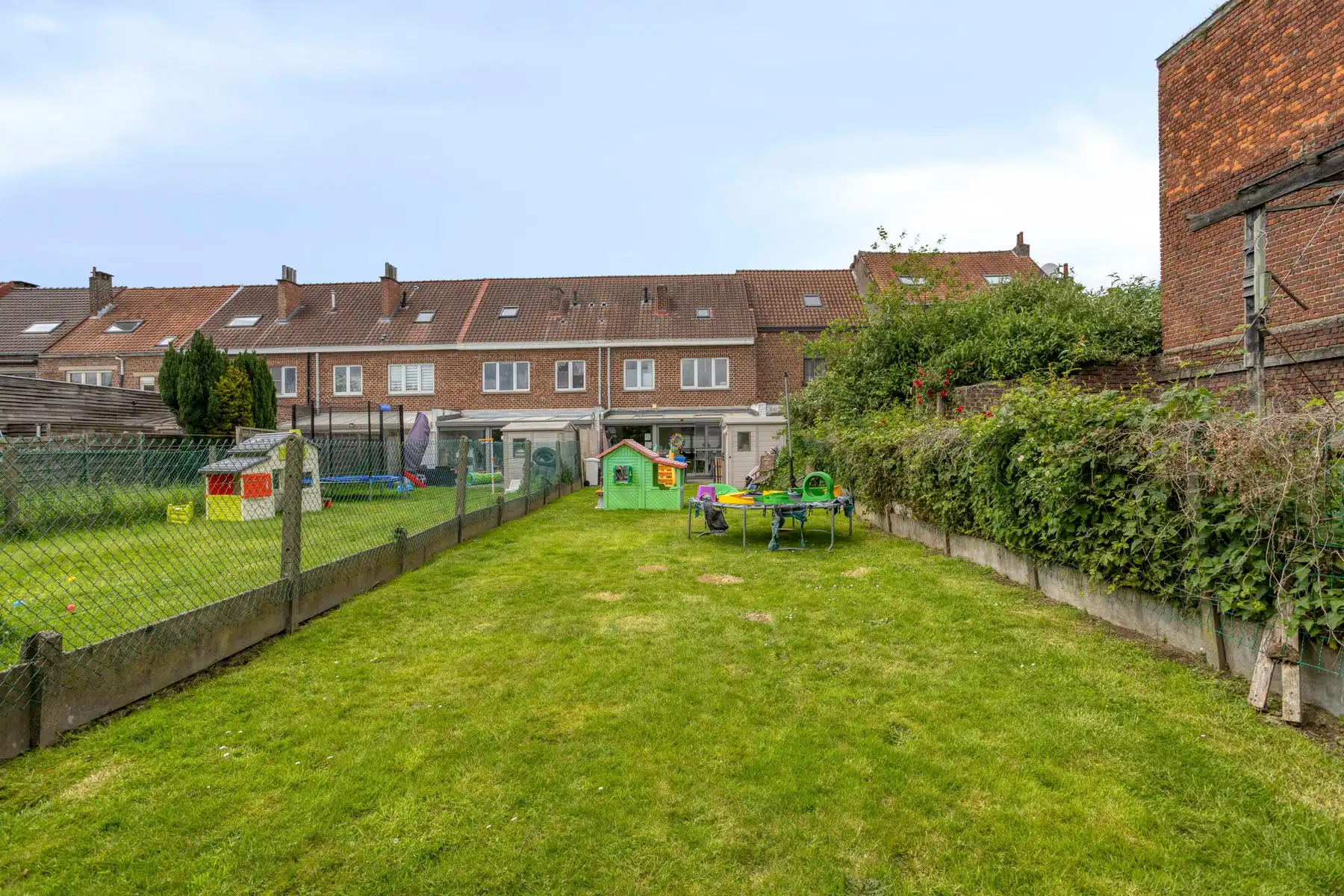 Goed gelegen woning met 3 slaapkamers, bureau en tuin foto 7