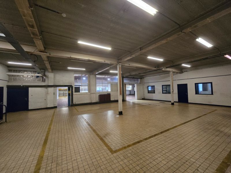 Magazijn met kantoren te huur foto 5