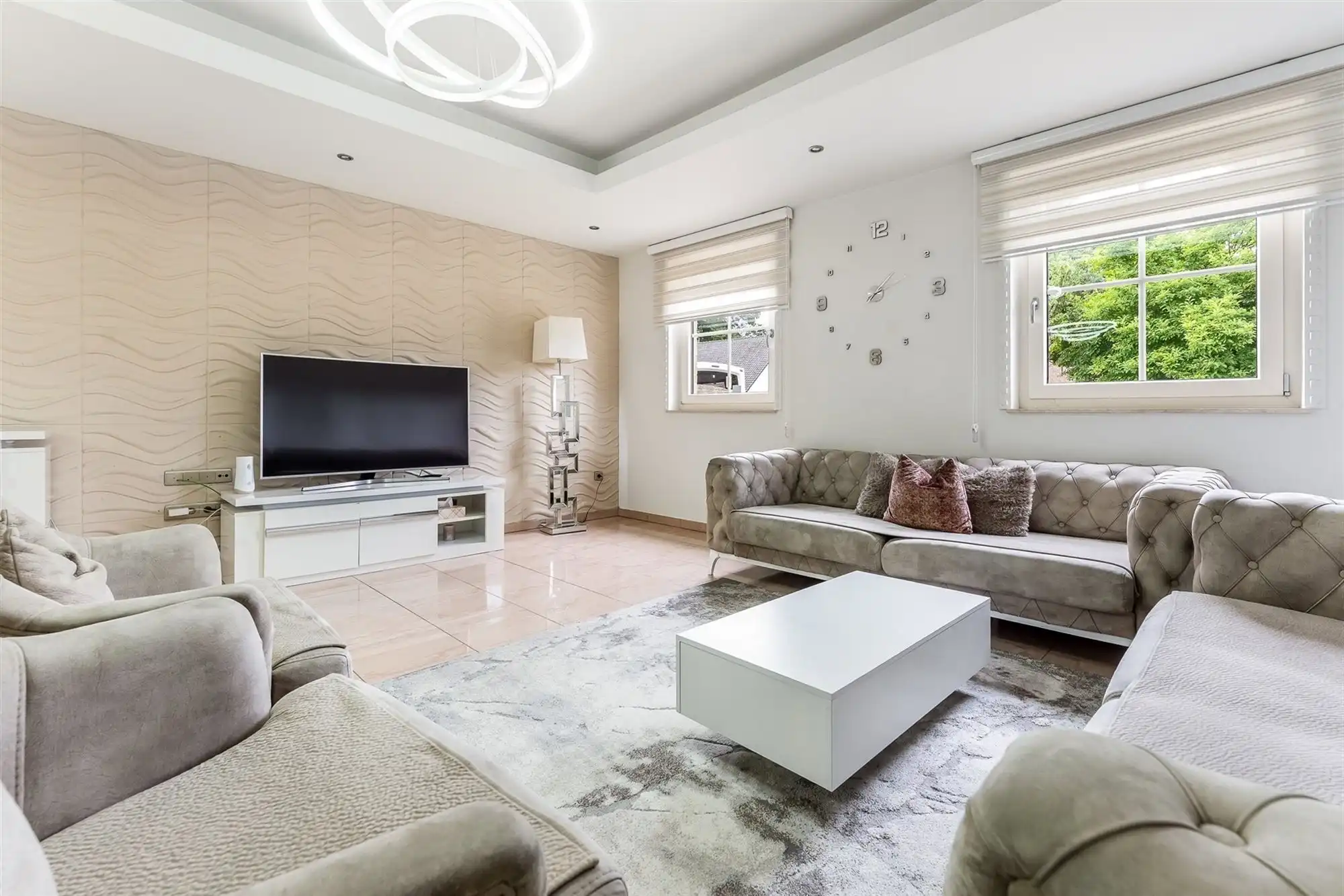 ZEER RUIME, GOED ONDERHOUDEN WONING (269M²) MET 4 SLAAPKAMERS EN RUIME GARAGE OP EEN PERCEEL VAN 10ARE TE BEVERLO foto 2