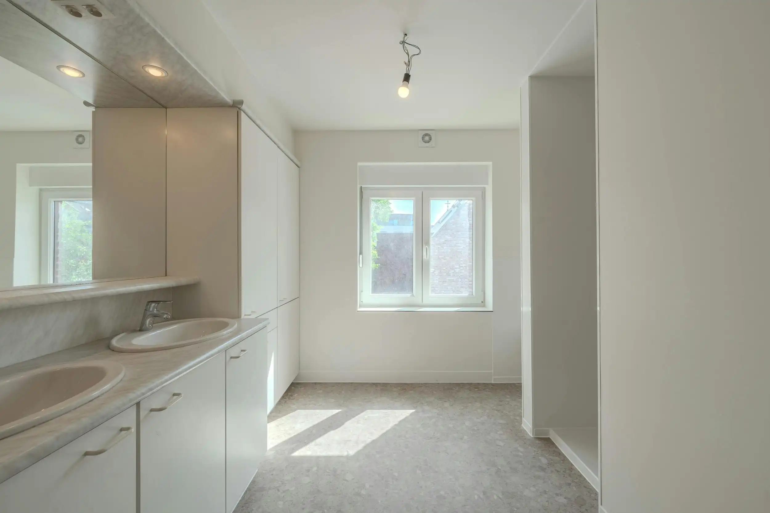 Totaal gerenoveerd huis te koop in hartje Ieper foto 20
