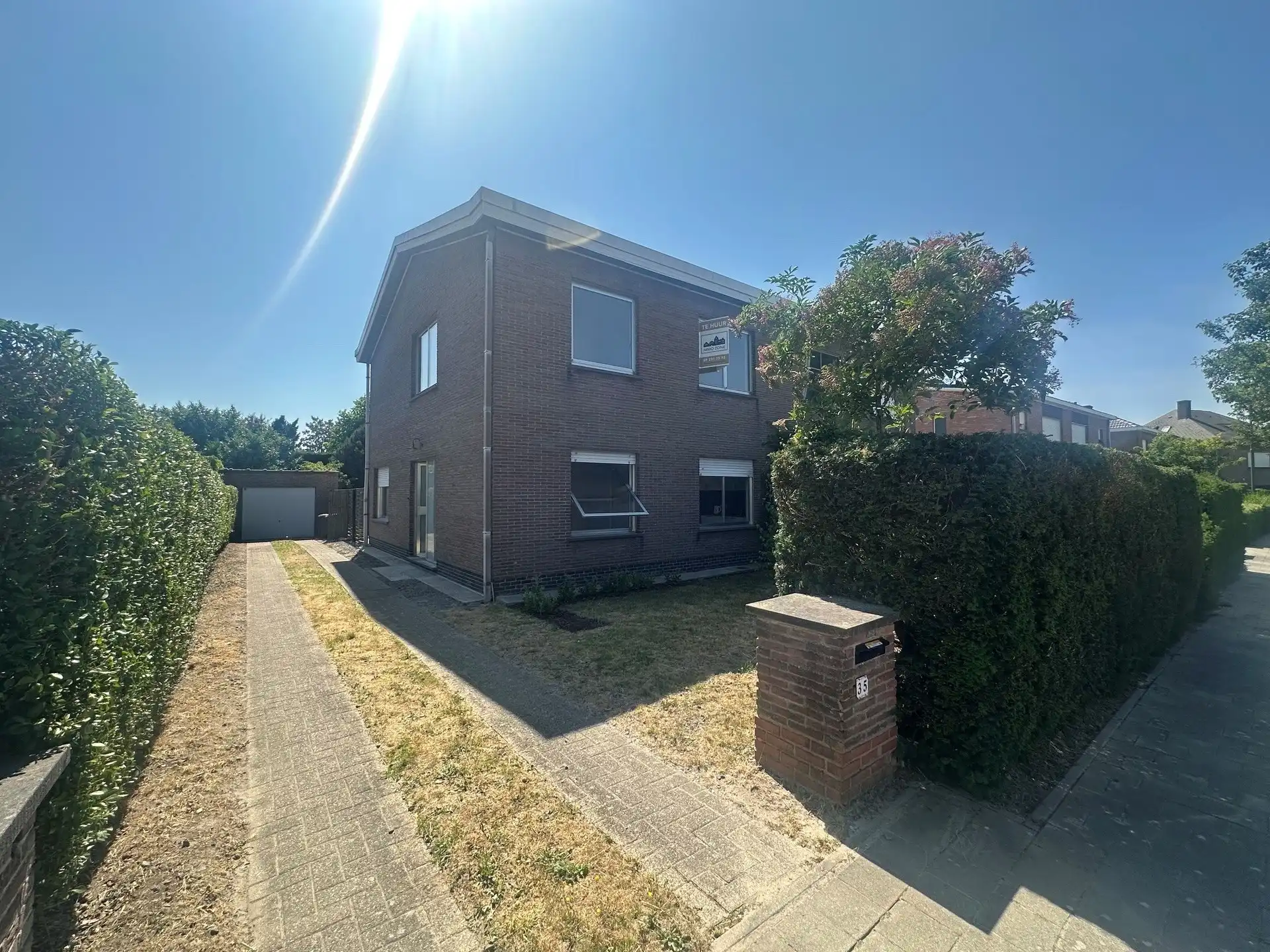 Ruime gezinswoning met 4 slaapkamers, garage en tuin foto {{pictureIndex}}