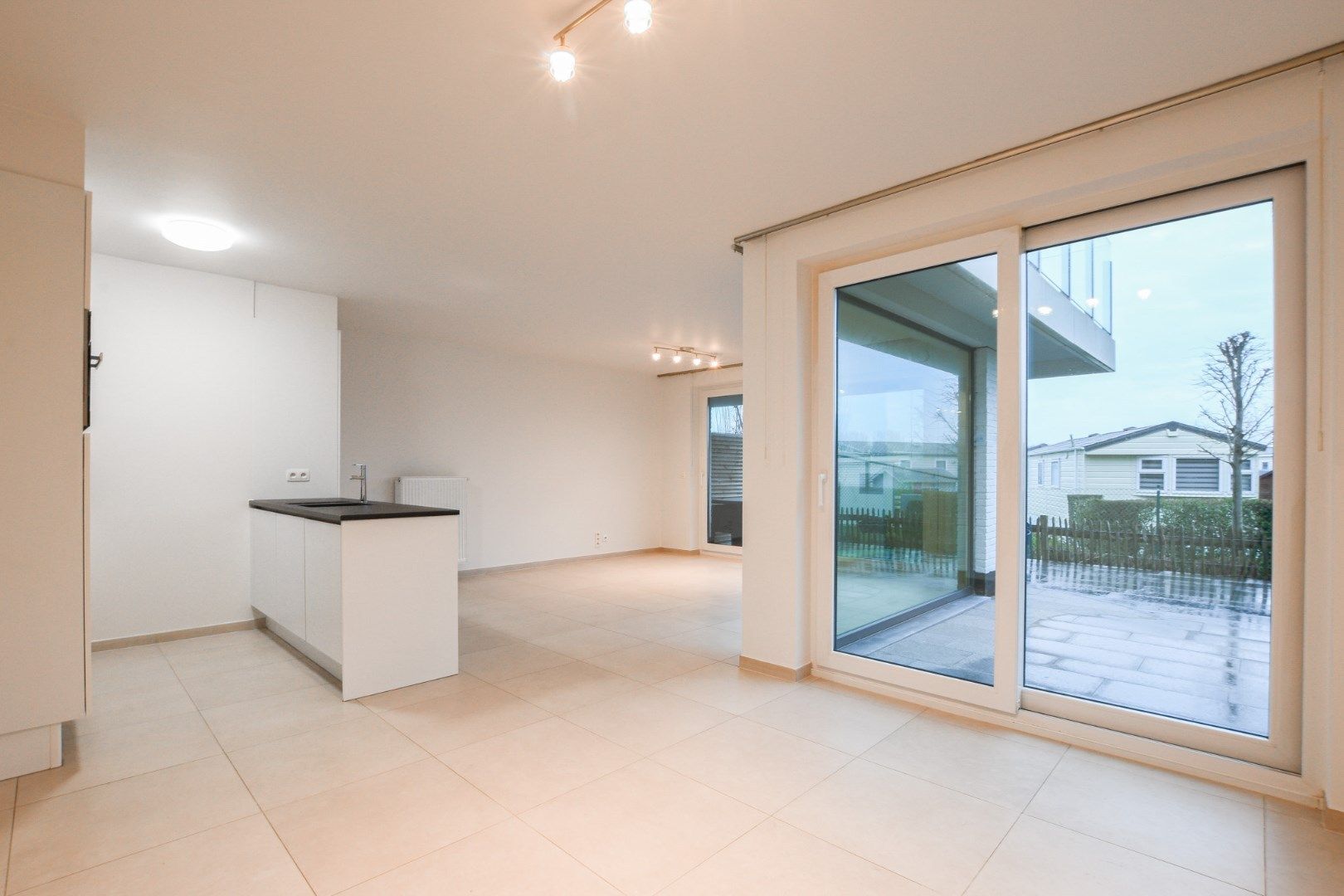 Gelijkvloers appartement te huur met 2 slaapkamers en ruime tuin!  foto 3