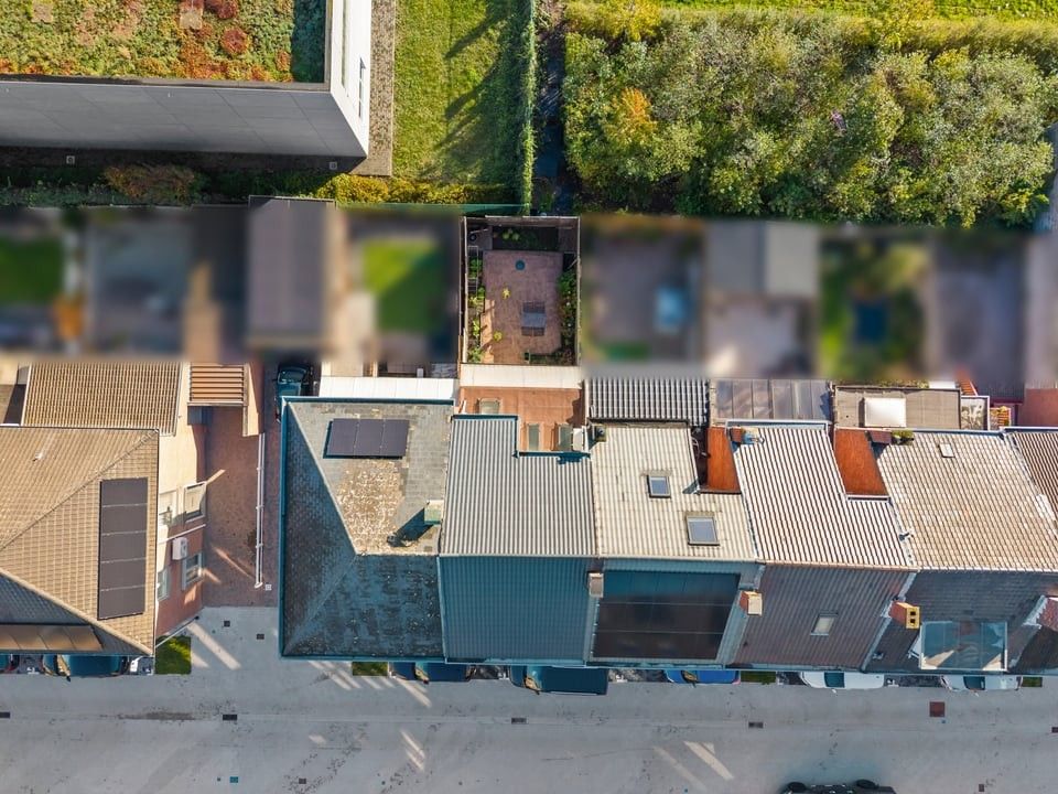 CHARMANTE, INSTAPKLARE WONING MET 3 SLAAPKAMERS, GROTE ZOLDER EN GEEZELLIGE BUITENRUIMTE foto 3