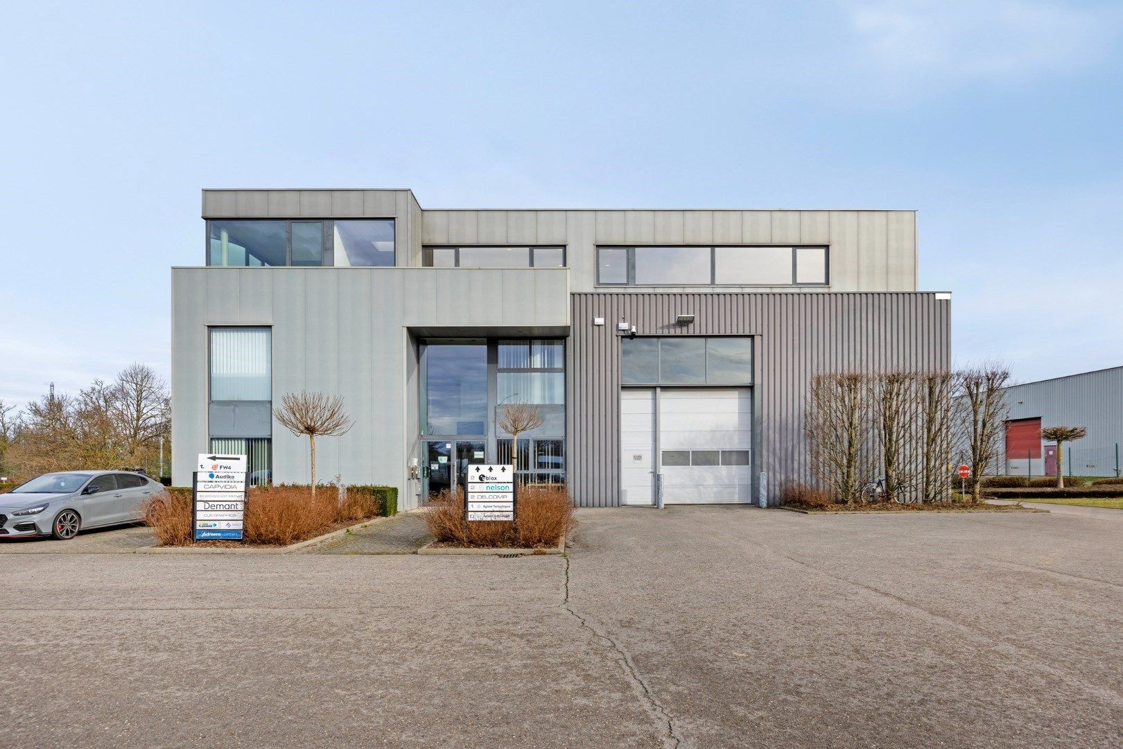 Kantoor te koop in het industriepark te Haasrode/Heverlee met 14 parkings - opp. 626 m² - verkoop van aandelen foto {{pictureIndex}}
