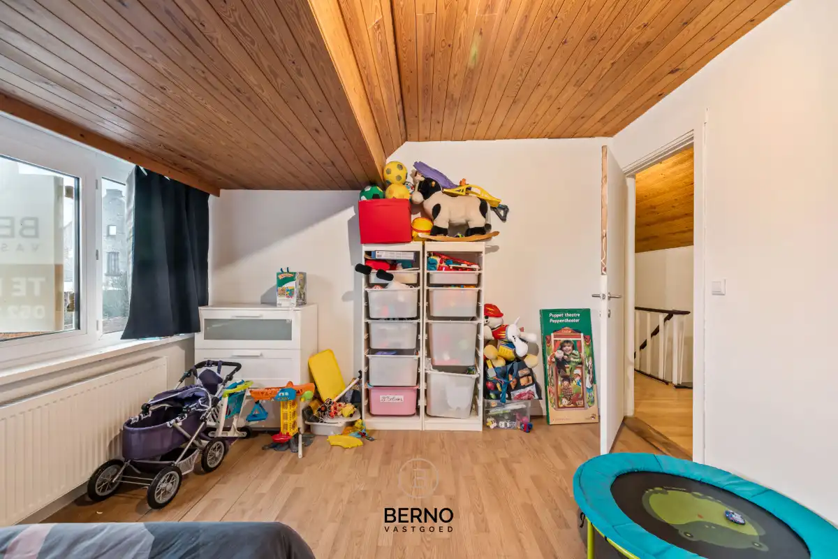 Instapklare woning met ruime garage foto 14