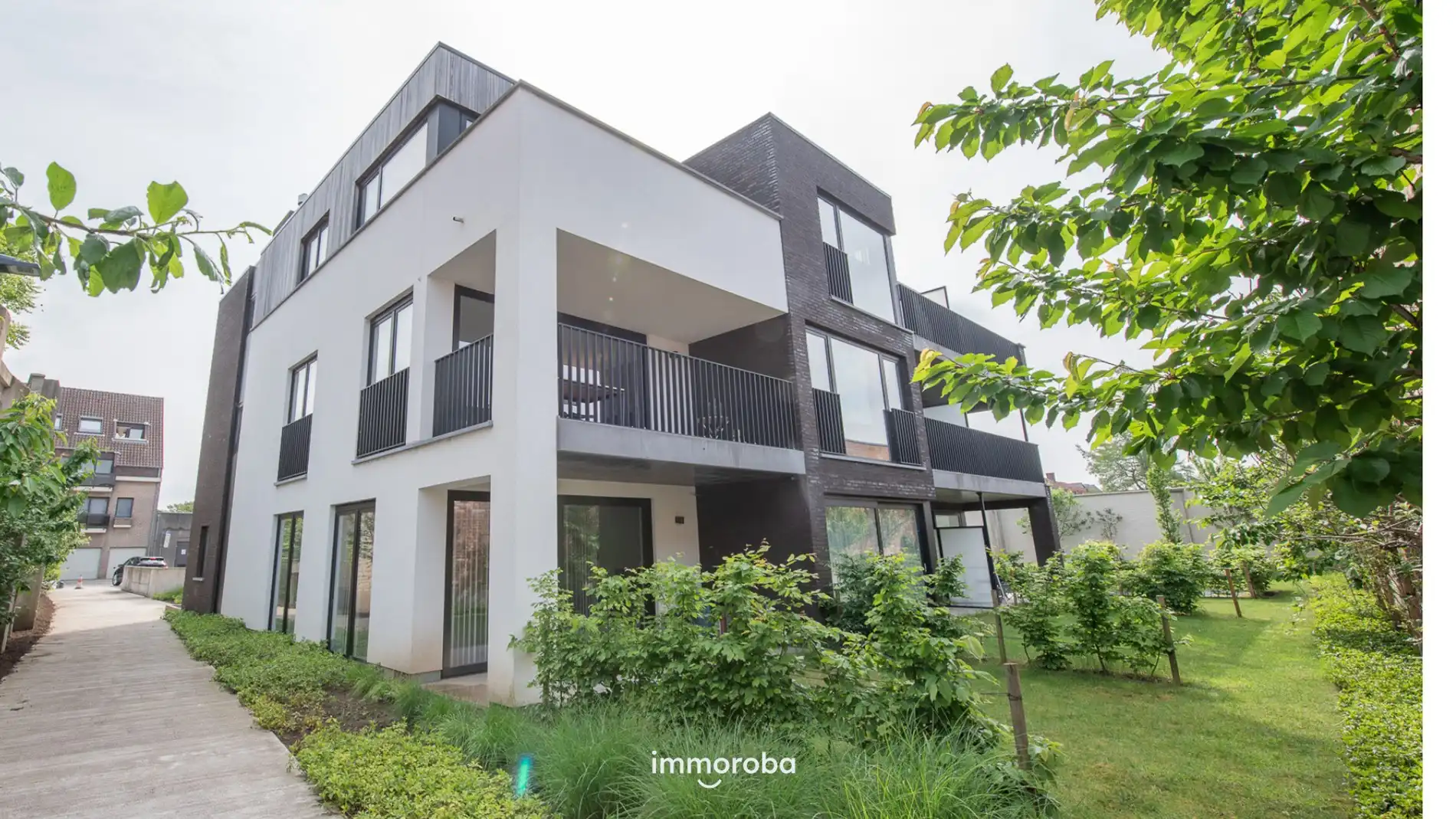 Instapklaar appartement met ruim terras en autostaanplaats in Deerlijk foto {{pictureIndex}}