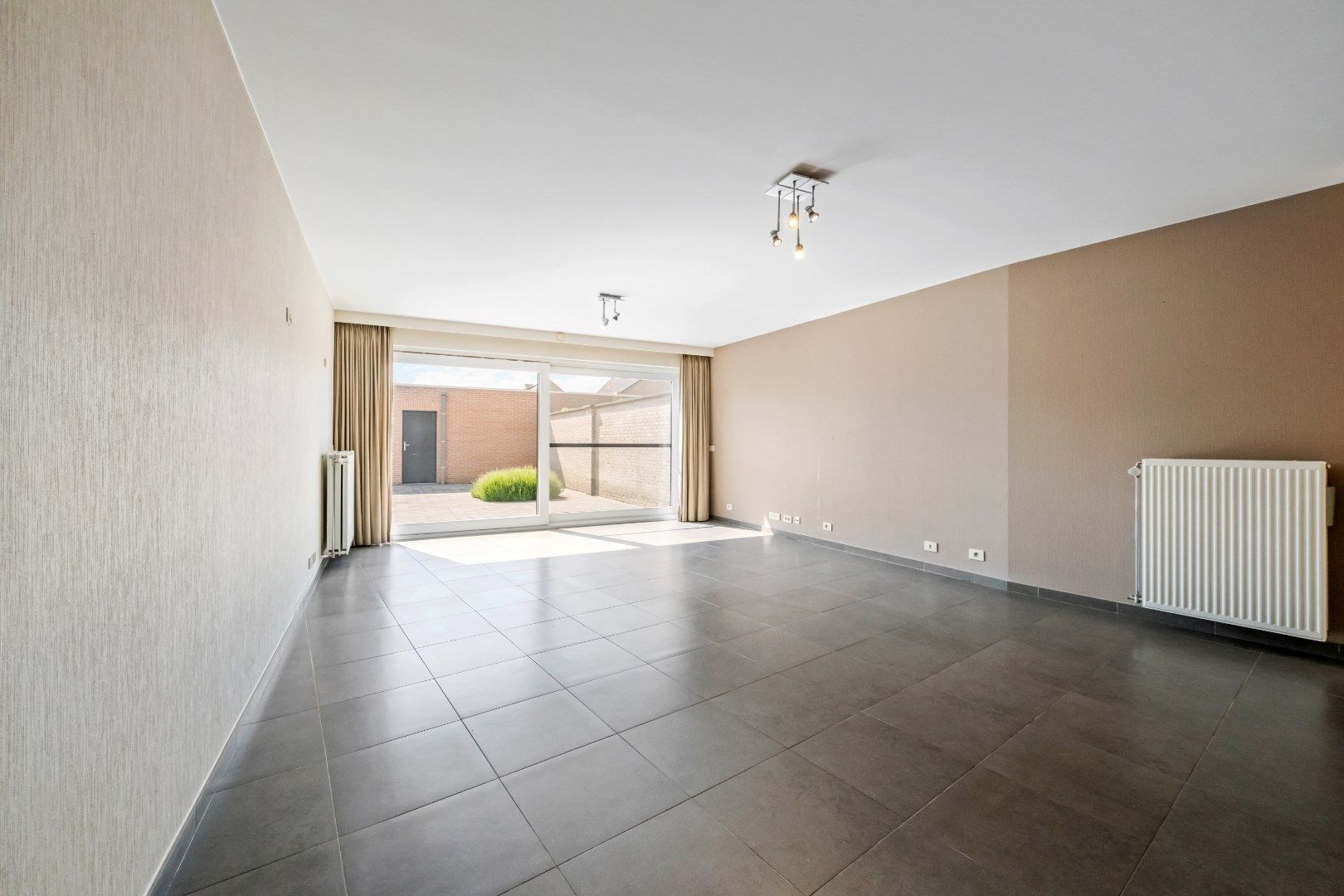 Ruim gelijkvloers appartement met groot terras en garage foto 4
