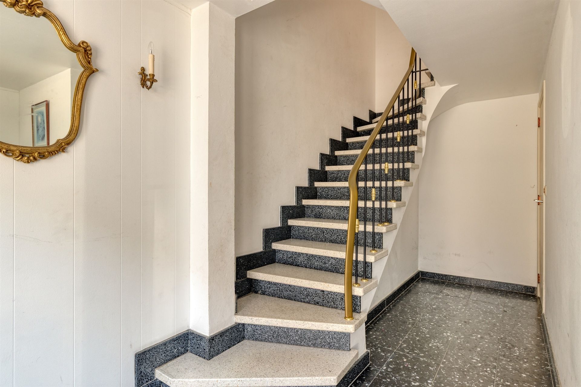 IN OPTIE !!! Opbrengsteigendom met 2 appartementen + 6 autostallingen foto 3