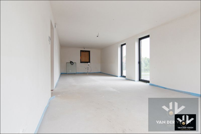 Ruim nieuwbouwappartement met 2 slaapkamers en riant terras op een goed bereikbare locatie! foto 5
