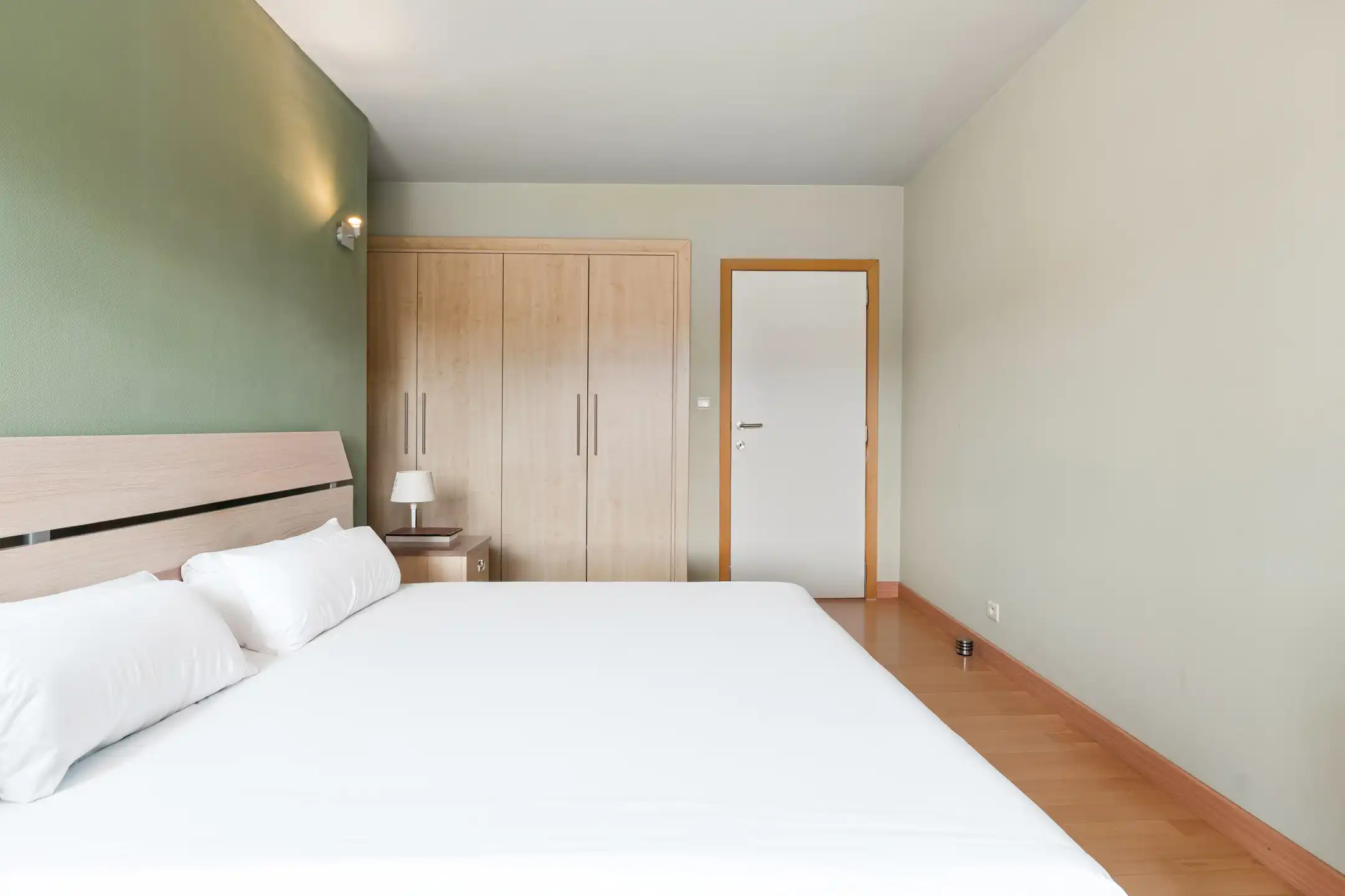 Ruime, deels gerenoveerde 3-gevelwoning met 3 slks en tuin foto 19