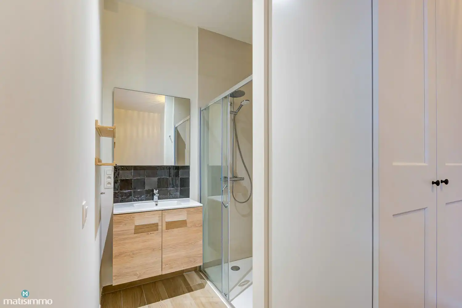 GELIJKSVLOERS APPARTEMENT MET ZUIDGERICHT TERRAS GELEGEN NABIJ HET CENTRUM VAN BILZEN foto 11