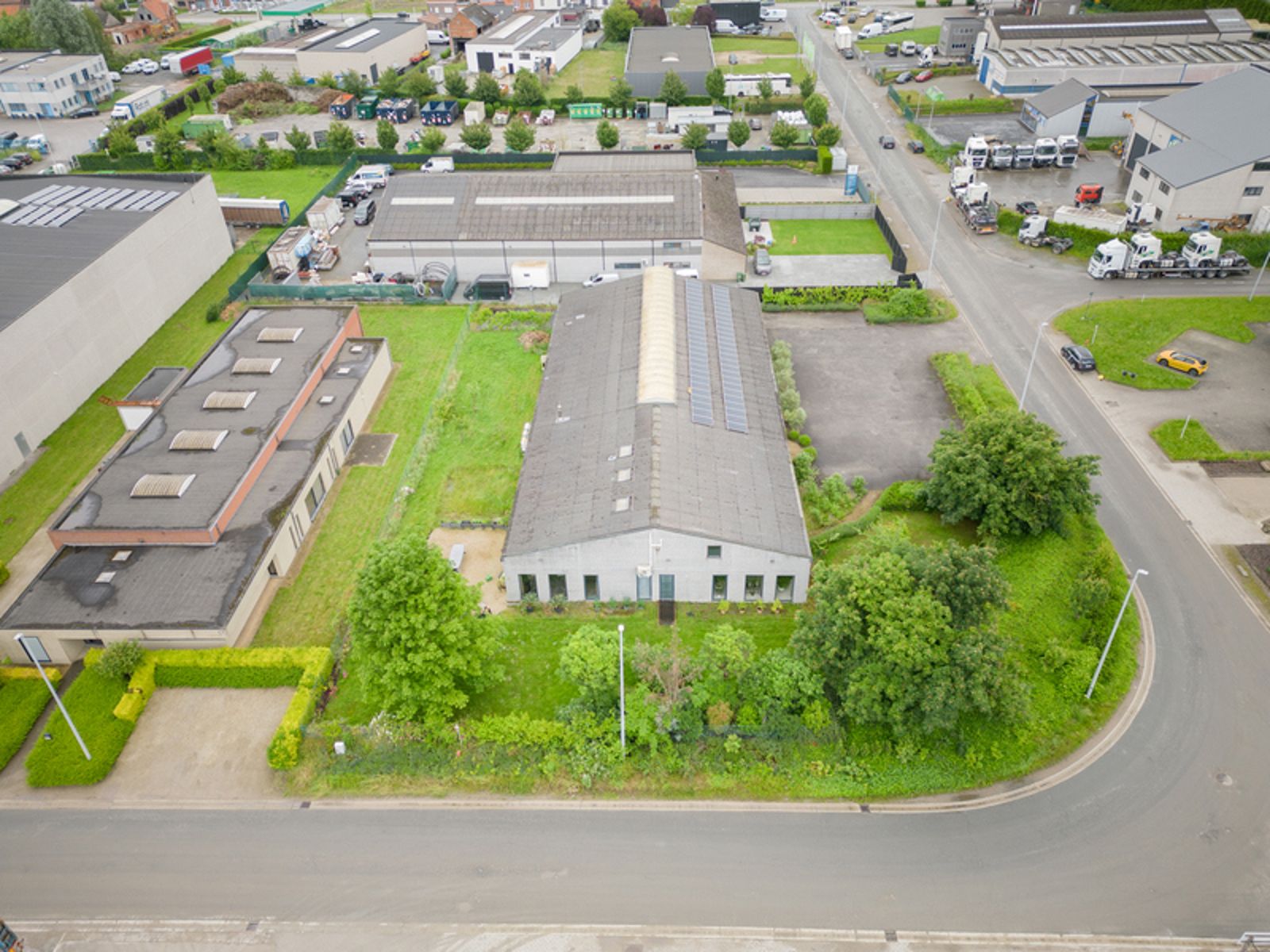 Gebouw industrie met burelen inclusief woongedeelte en tuin foto 8