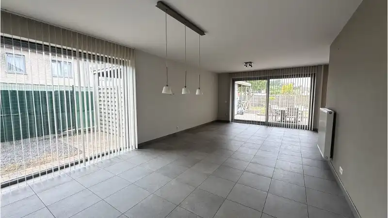 Energiezuinige 3-slaapkamerwoning met ruime GARAGE, CARPORT en TUIN te huur in Torhout foto 2