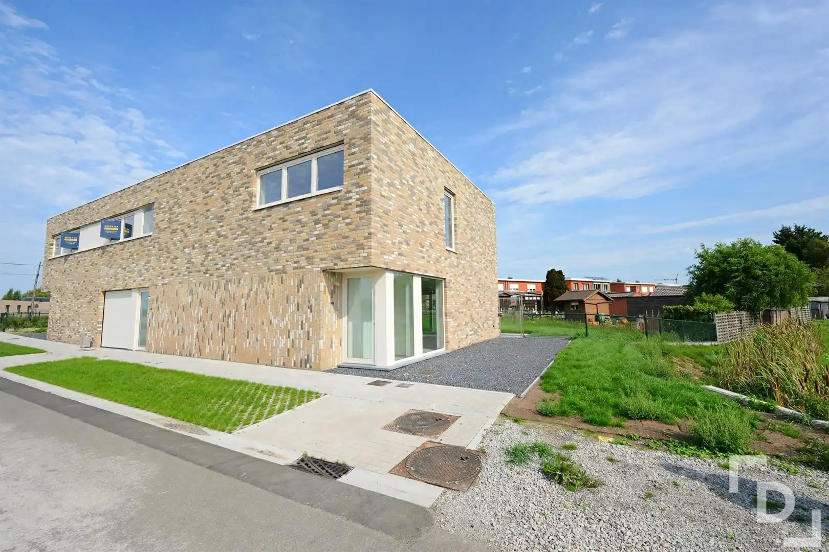 Afgewerkte nieuwbouwwoning  in hartje Proven. foto {{pictureIndex}}