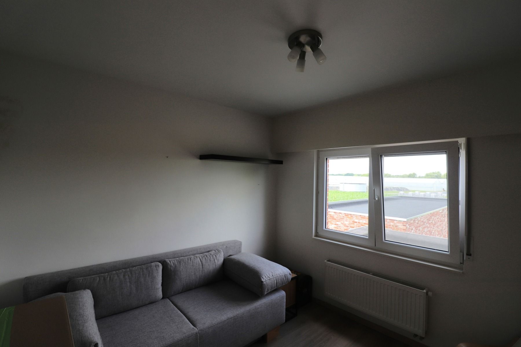 Een woning met 4 slaapkamers, garage, terras en tuin. foto 15