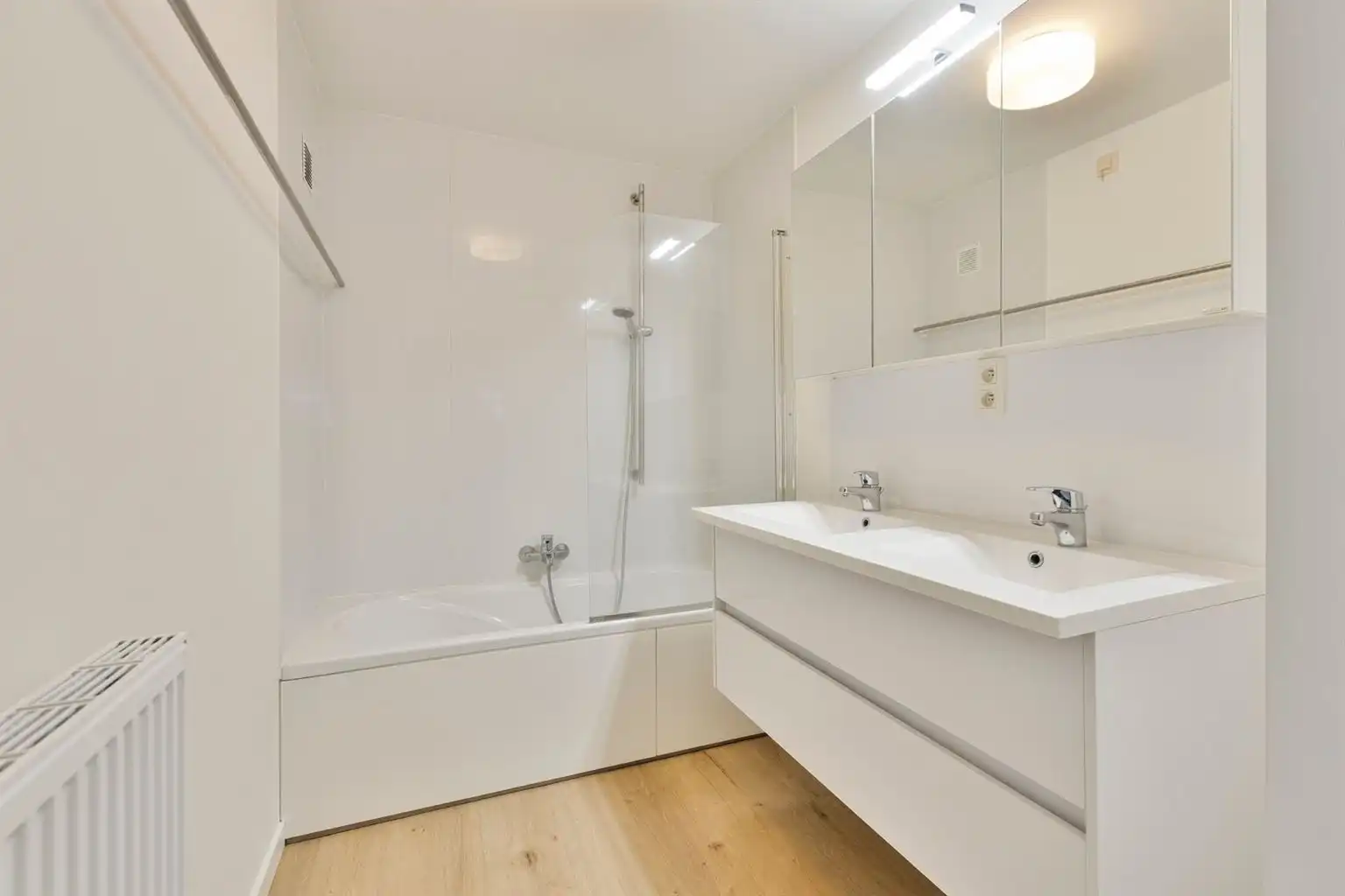 Recent gerenoveerd, ruim en lichtrijk 2-slaapkamerappartement in hartje Maaseik.  foto 14