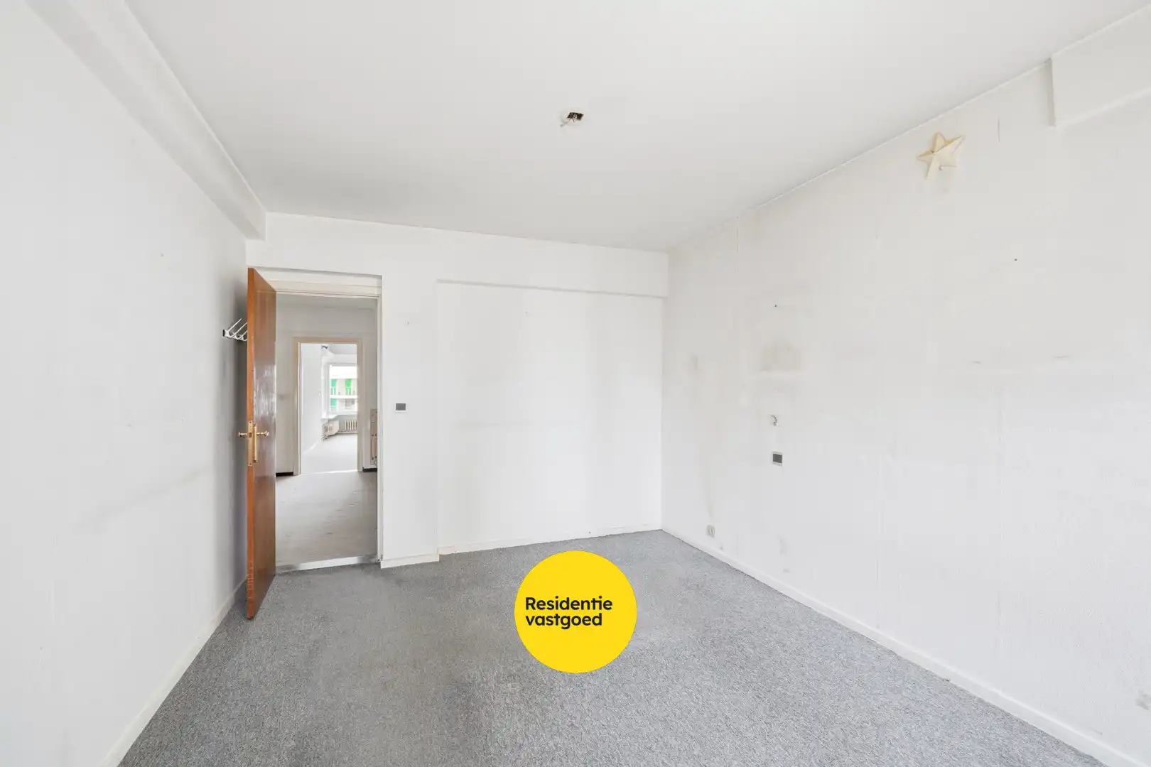 Op te frissen 2-slaapkamerappartement met open zicht te Oostende foto 13