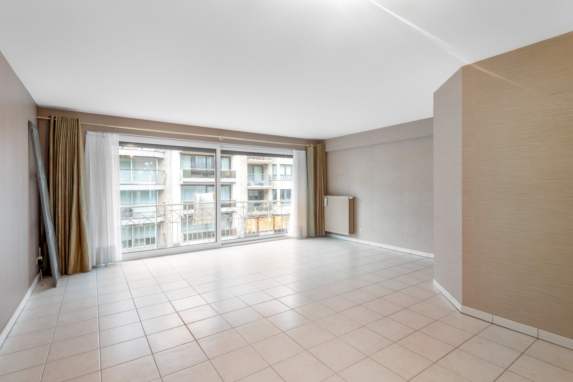 Zeer centraal gelegen, ongemeubeld appartement in de Dumortierlaan op enkele stappen van de Lippenslaan en de Zeedijk. foto {{pictureIndex}}