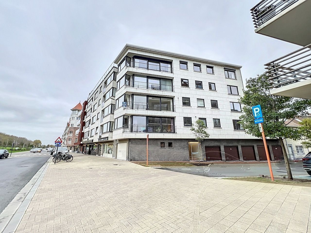 Lichtrijk, instapklaar hoekappartement met open zicht foto 1