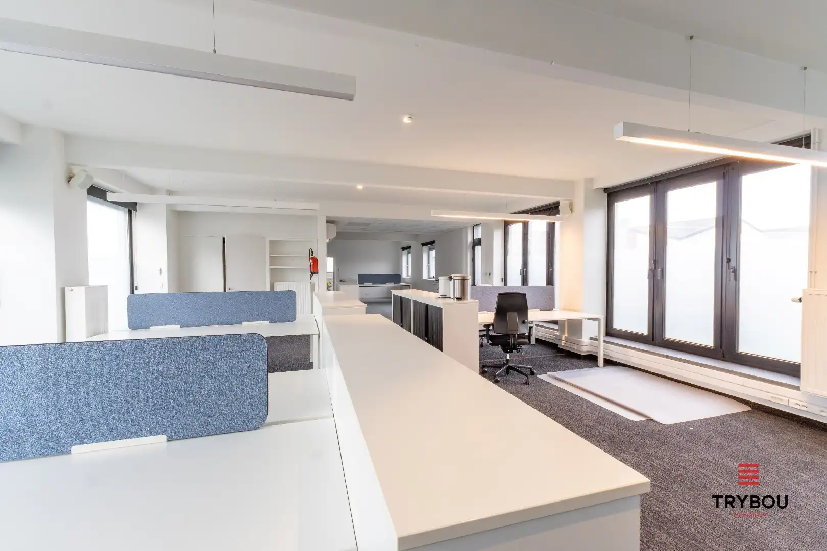 Groot kantoorgebouw op toplocatie te Ieper foto 9