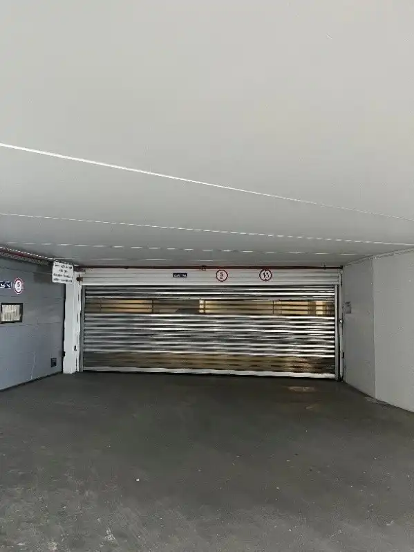 Garage te koop foto {{pictureIndex}}