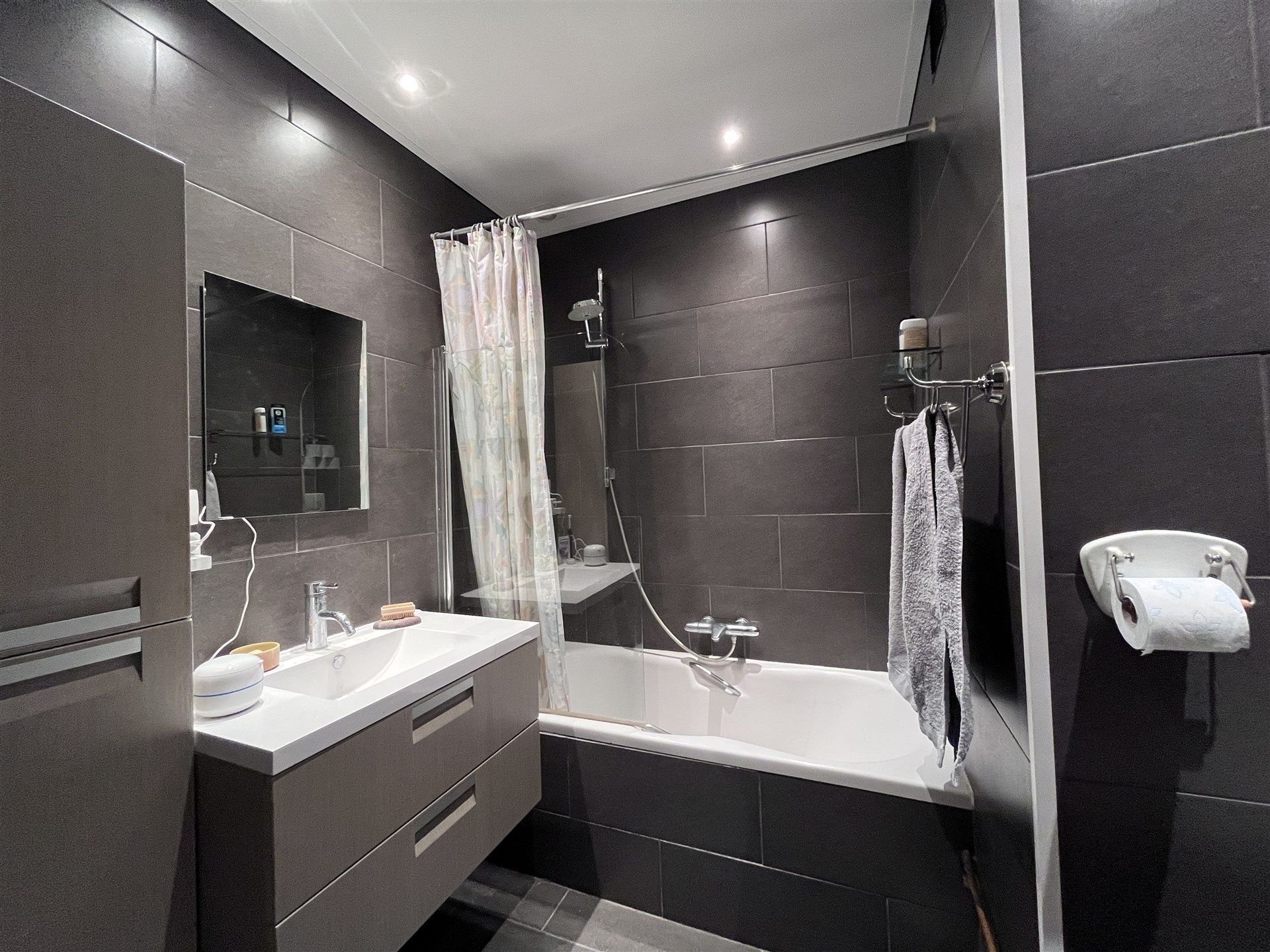 Mooi 2 slaapkamer appartement met veel lichtinval! foto 9