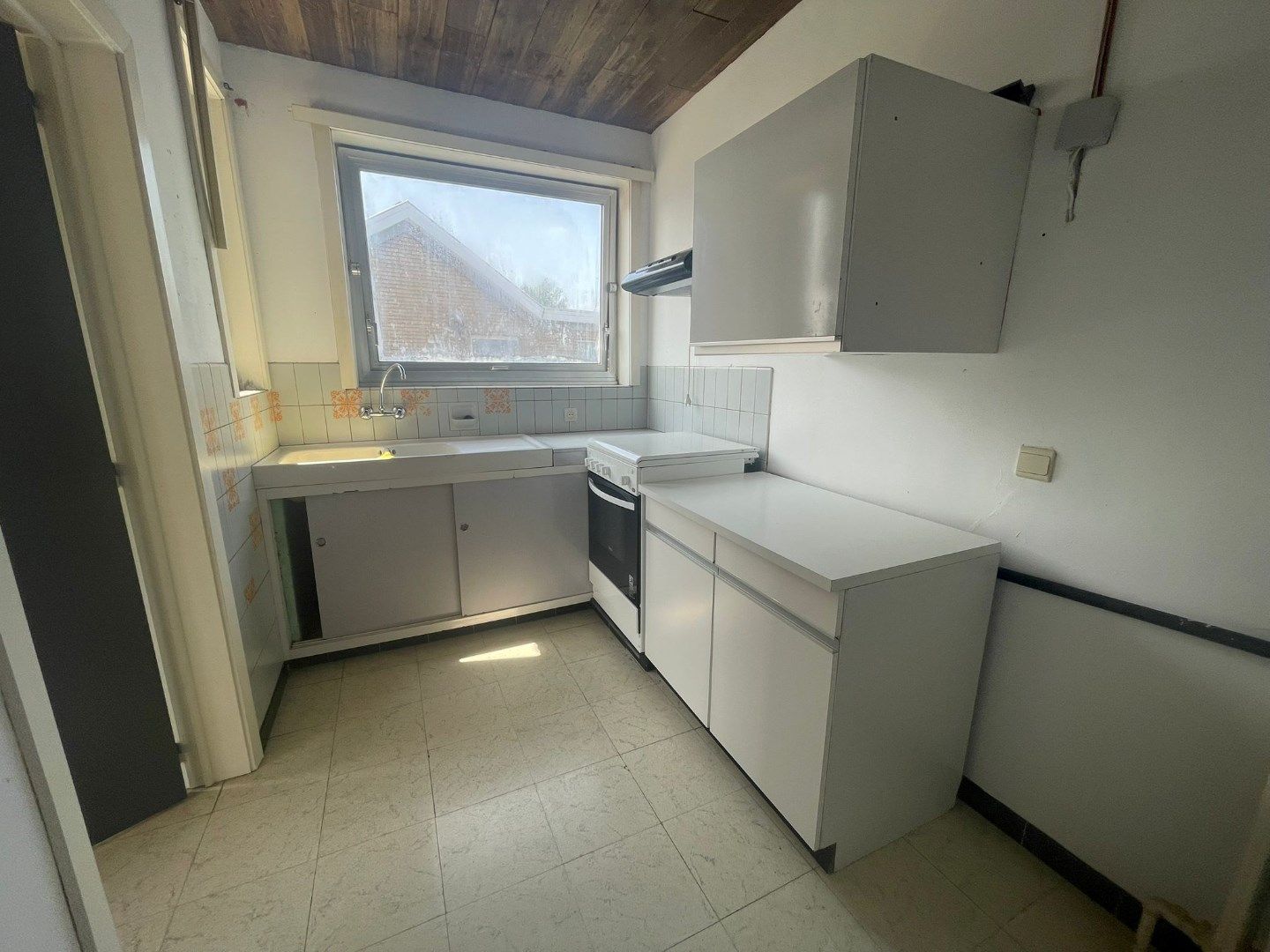 Te vernieuwen hoekappartement met terras in rustige straat in het hartje van Sint-Kruis. foto 6