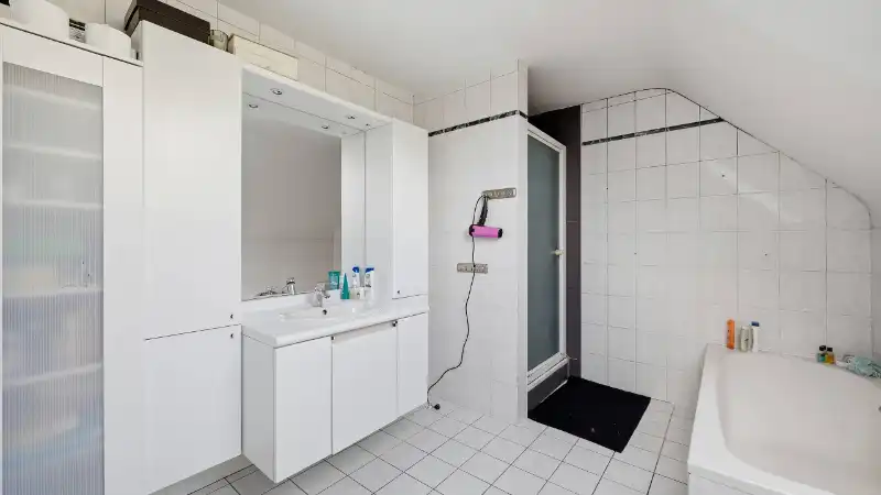 Villa van 265m² op 15 are met kantoor-praktijkruimte van 25m² en 3 slaapkamers foto 22