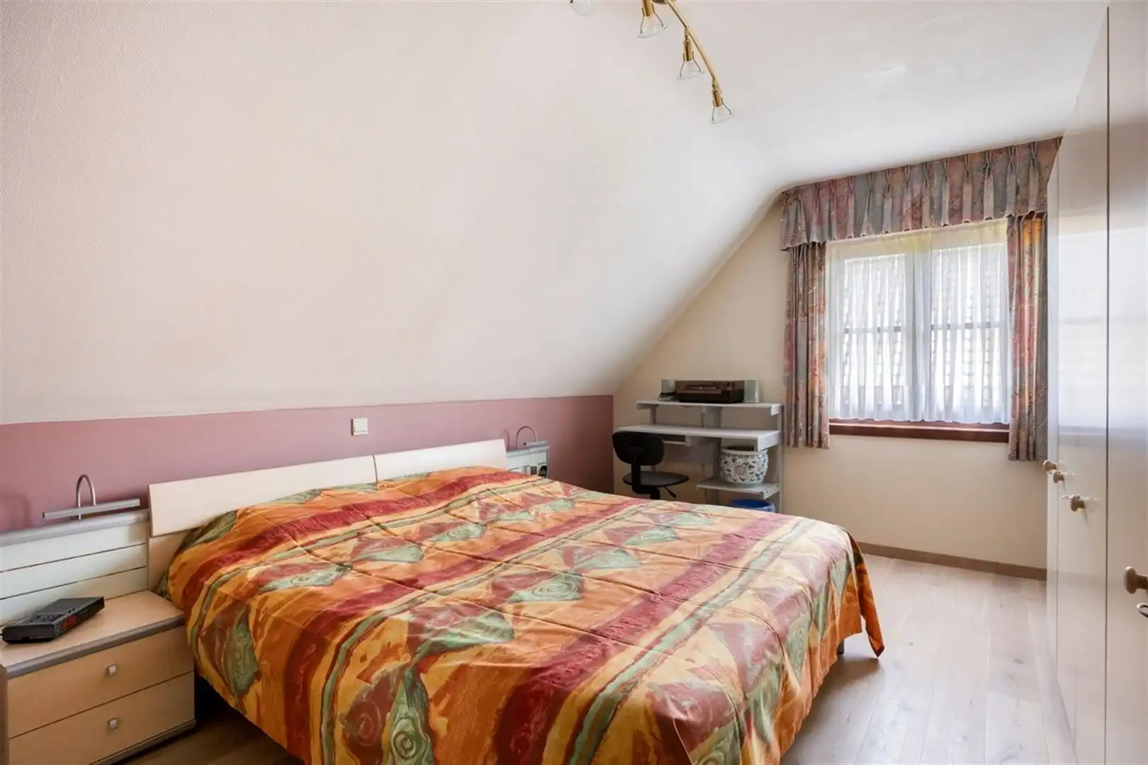 Rustig gelegen, goed onderhouden villa met 4 slaapkamers op 761 m². foto 13